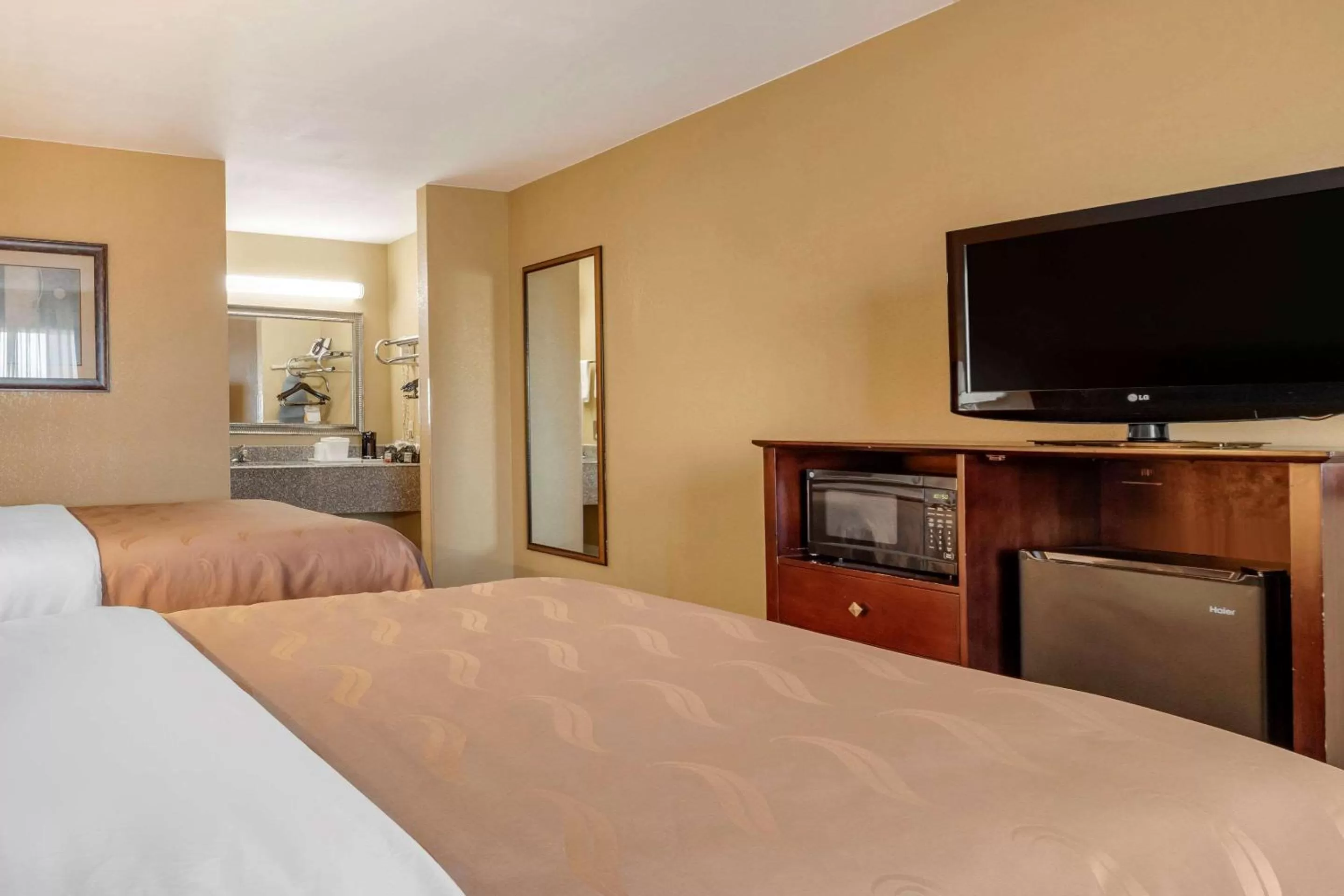 Photo of the whole room, Bed in Quality Inn Russellville I-40