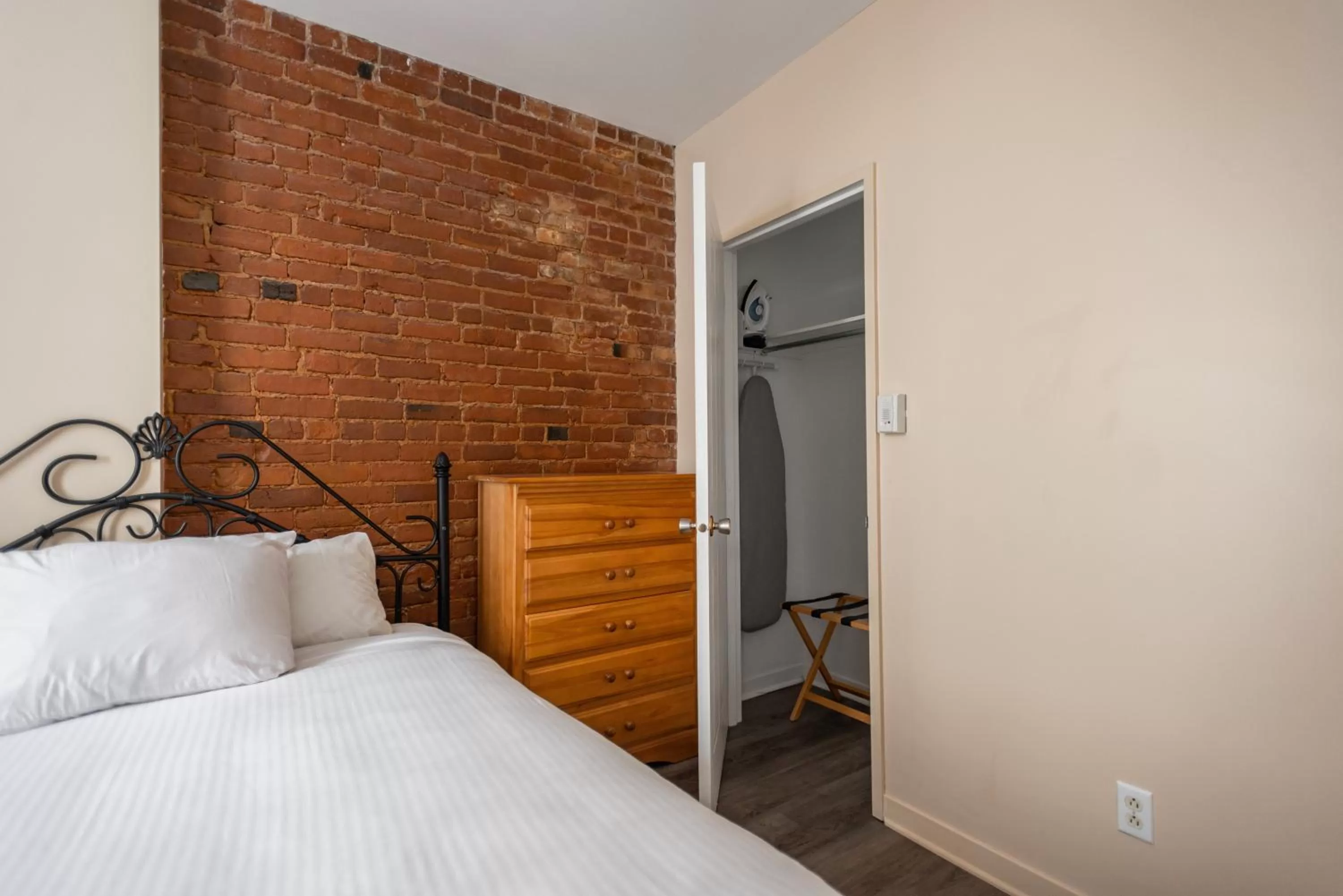 Bedroom, Bed in Hotel le Roberval