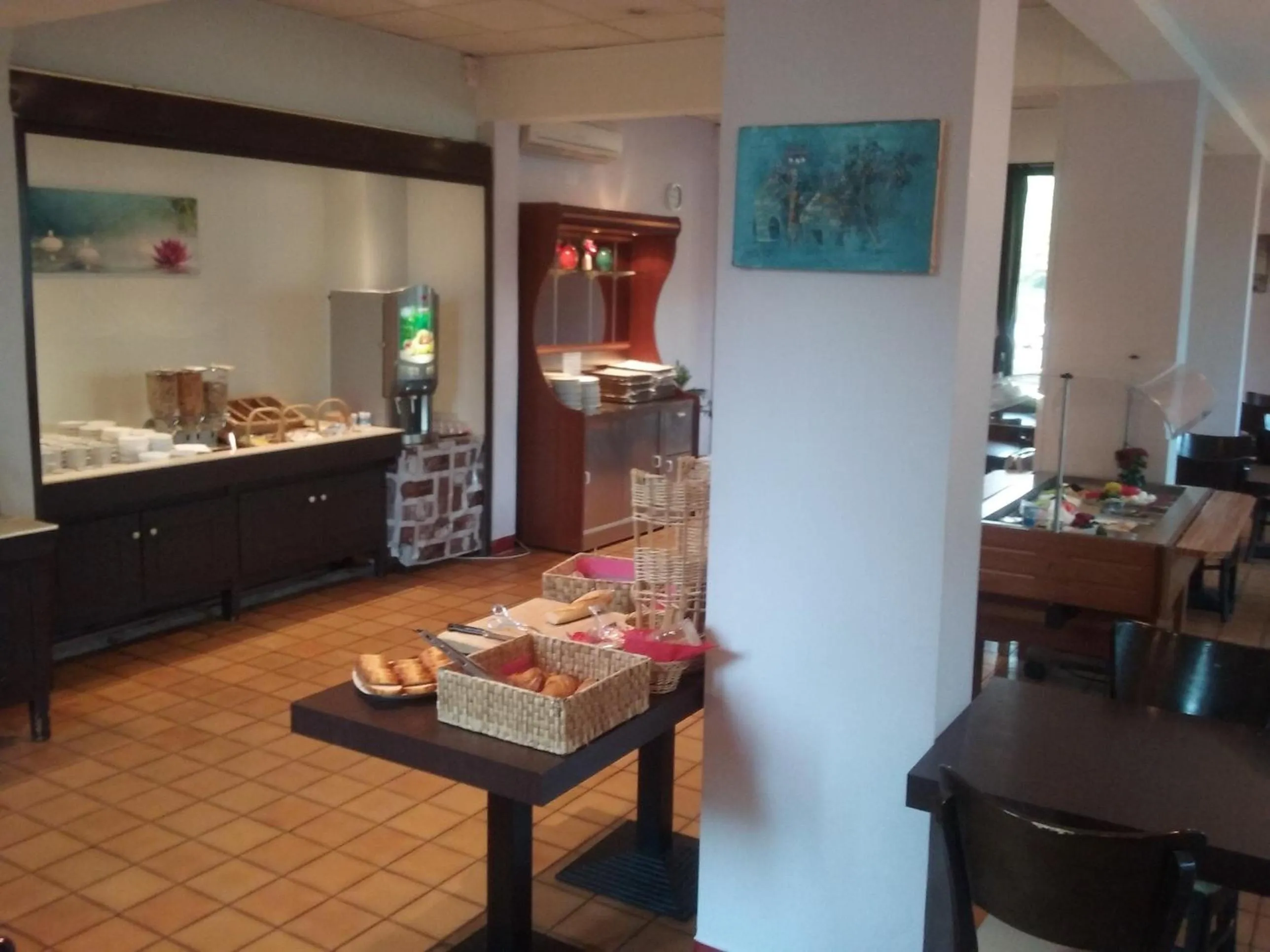 Restaurant/places to eat in Central Hotel