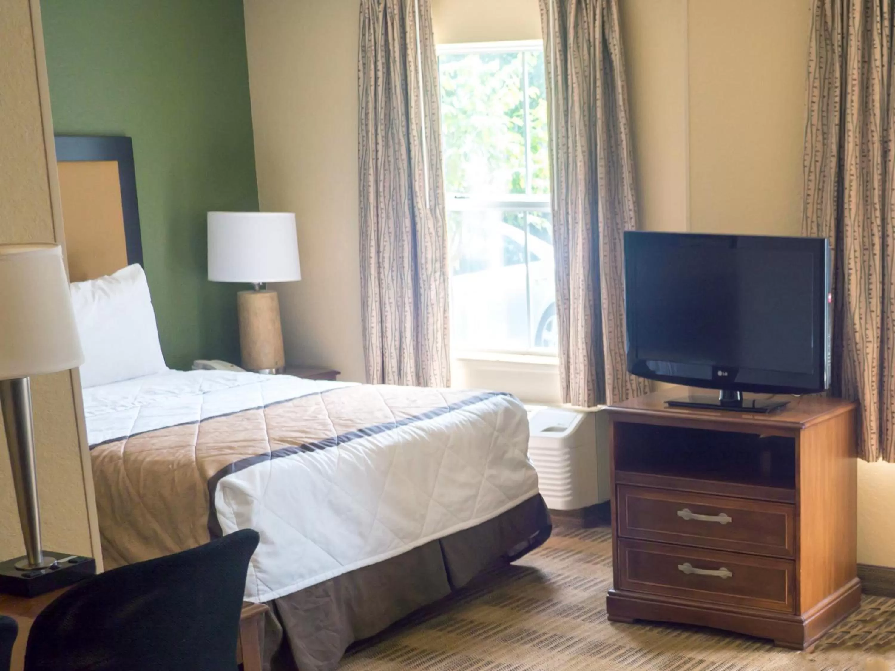 Bed in Extended Stay America Suites - Richmond - W Broad Street - Glenside - North