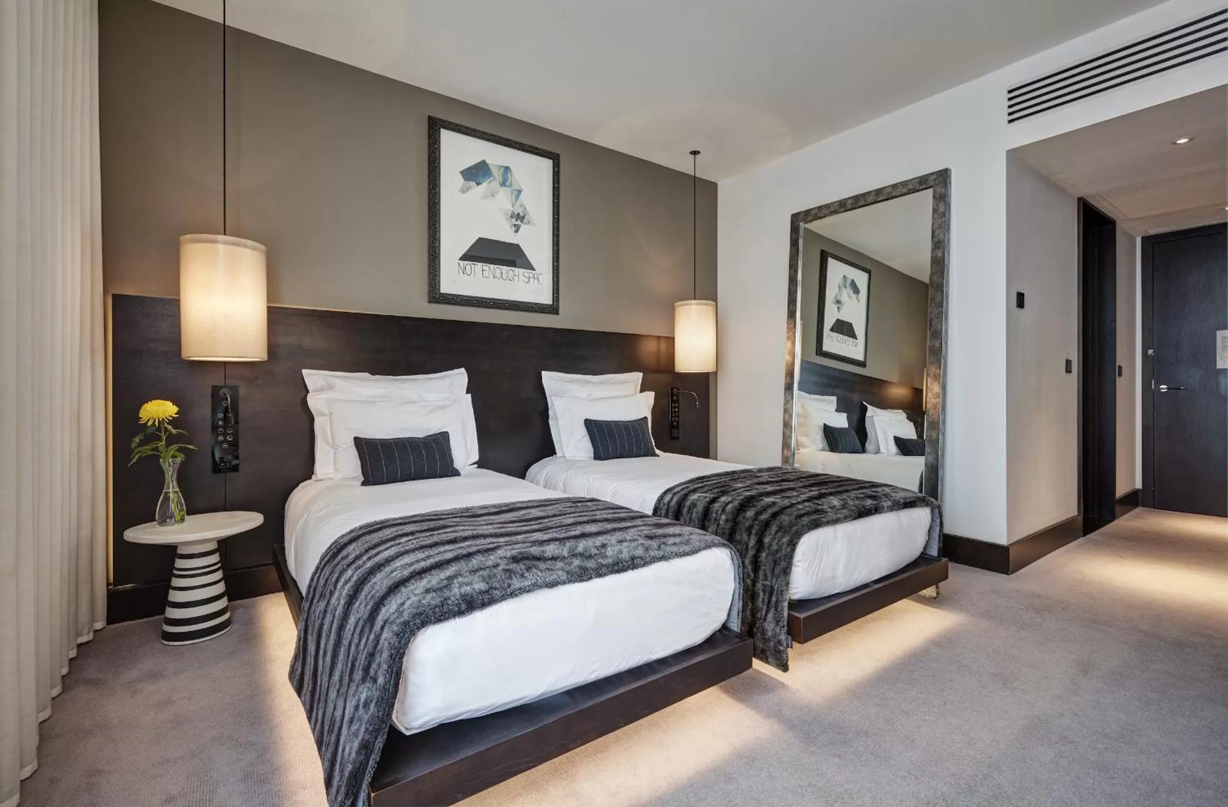 Photo of the whole room, Bed in South Place Hotel