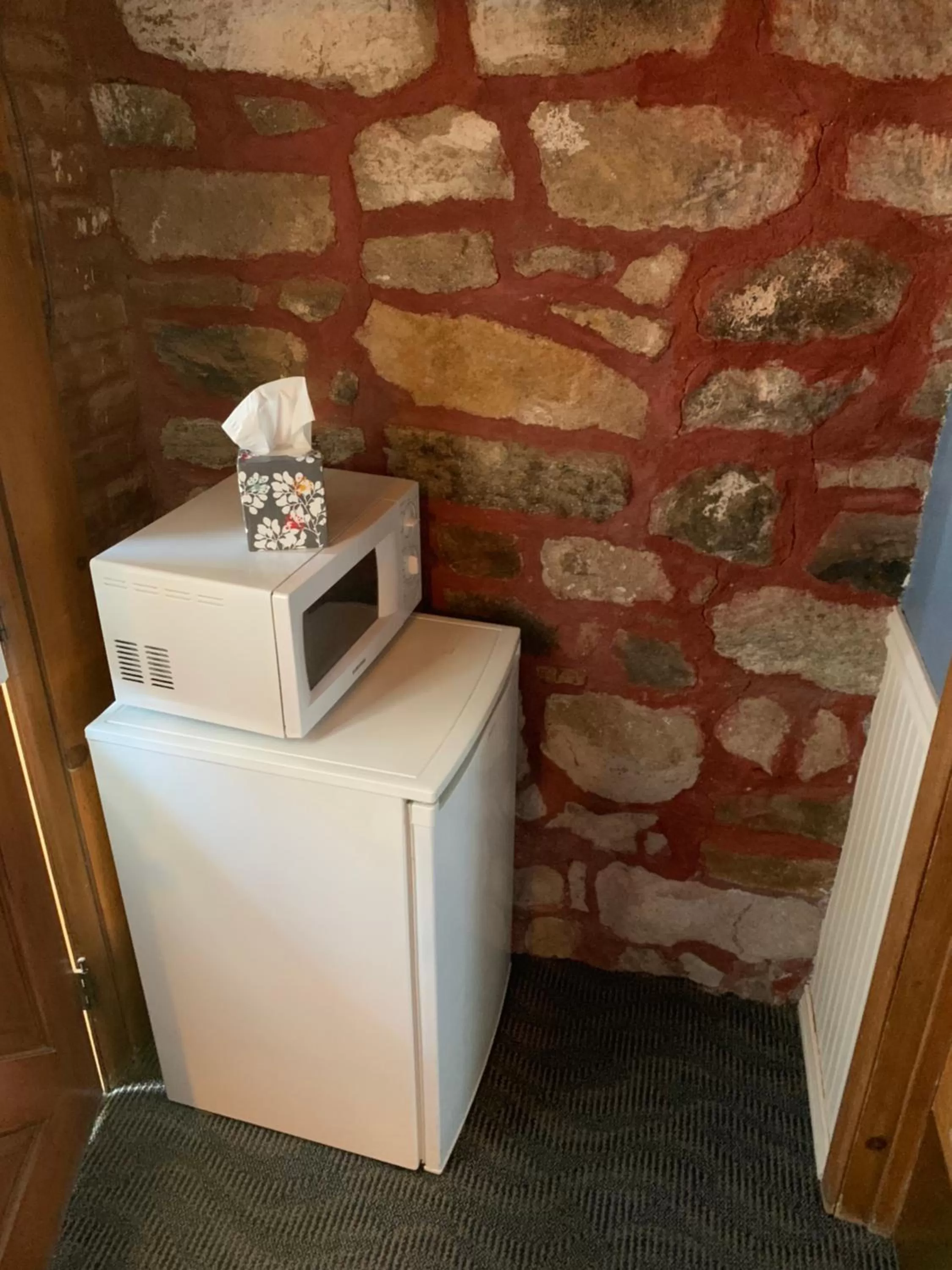 microwave in Sugarloaf Mountain Motel