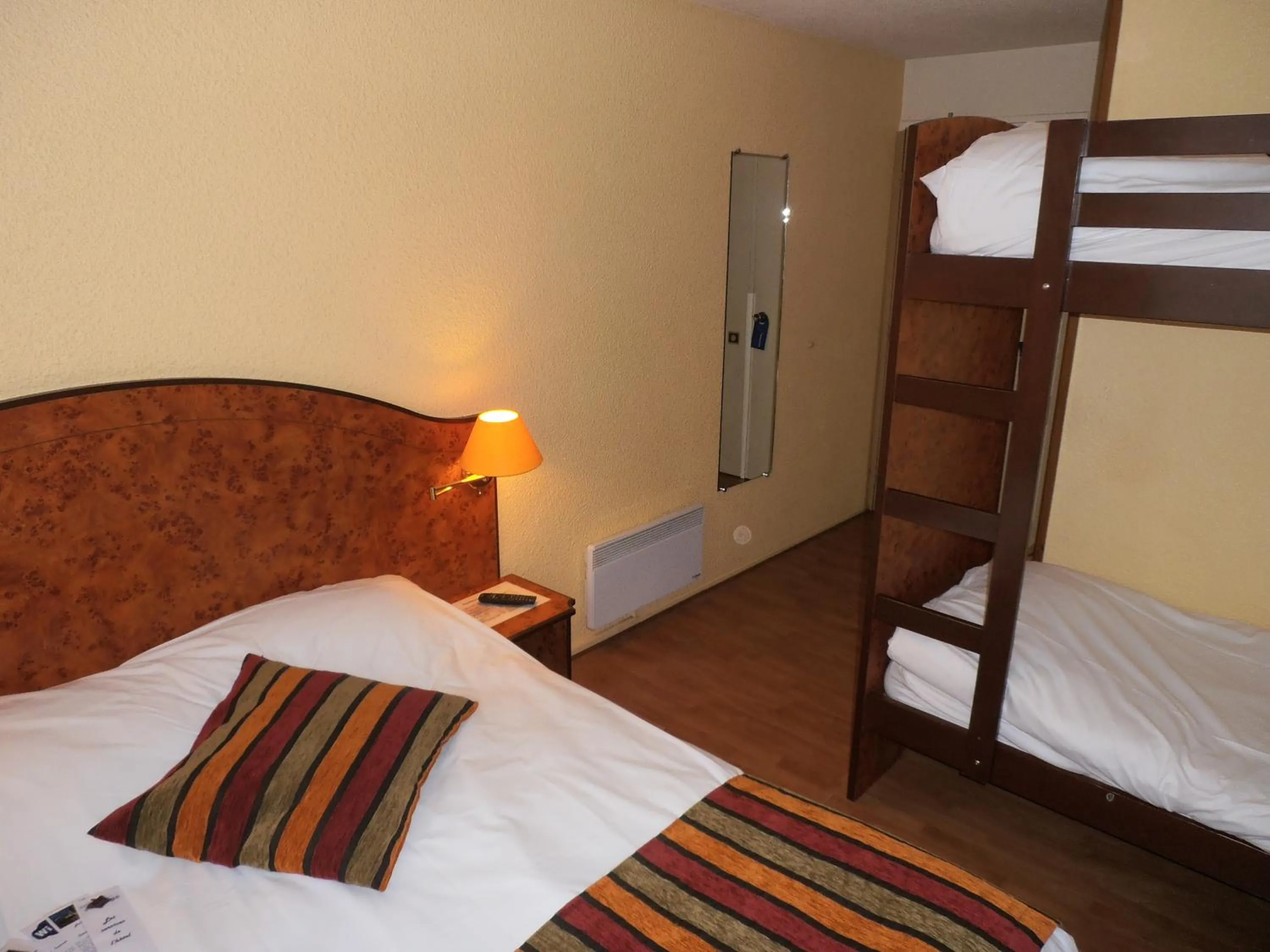 Bed in Logis Cottage Hôtel