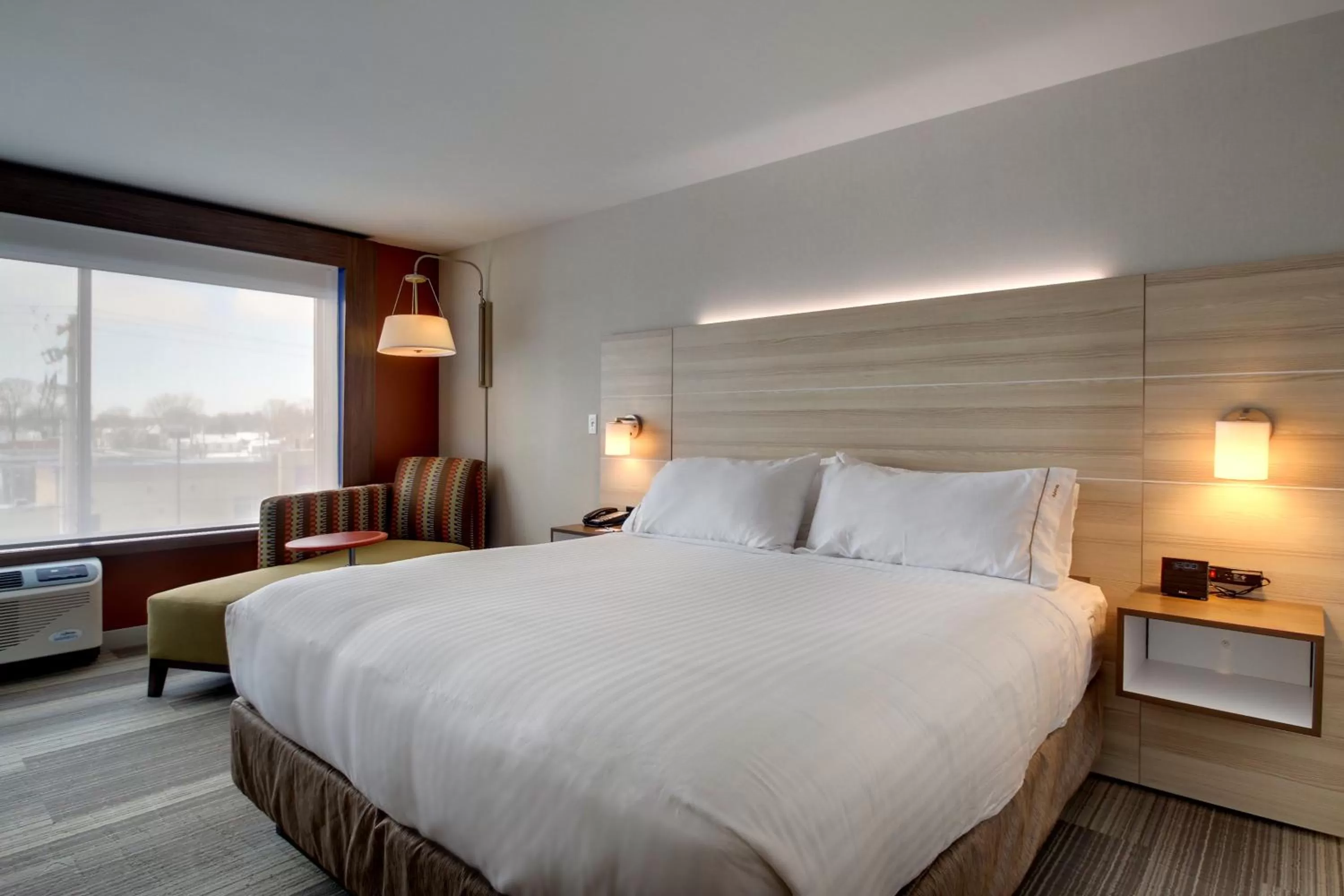 Bed in Holiday Inn Express & Suites Galesburg by IHG