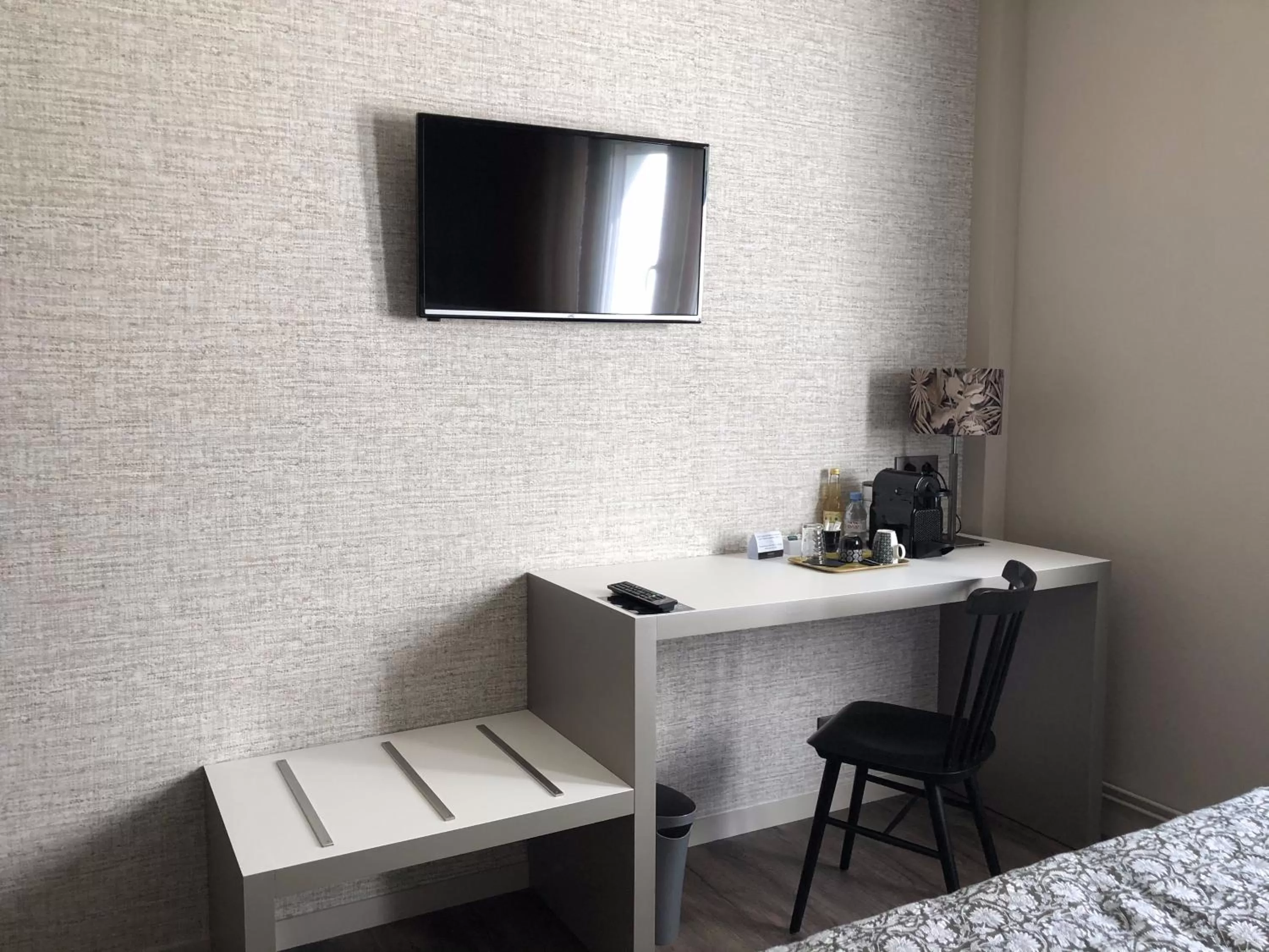 Bedroom, Bed in Hôtel le Corbusson