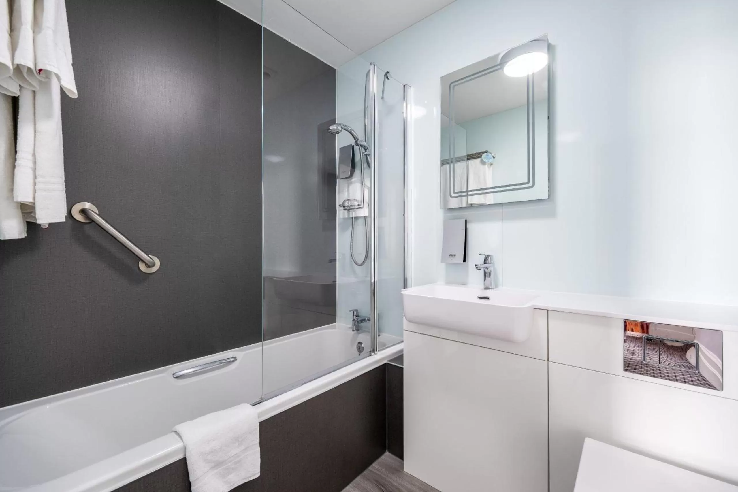 Shower in San Clu Hotel, Bar & Brasserie