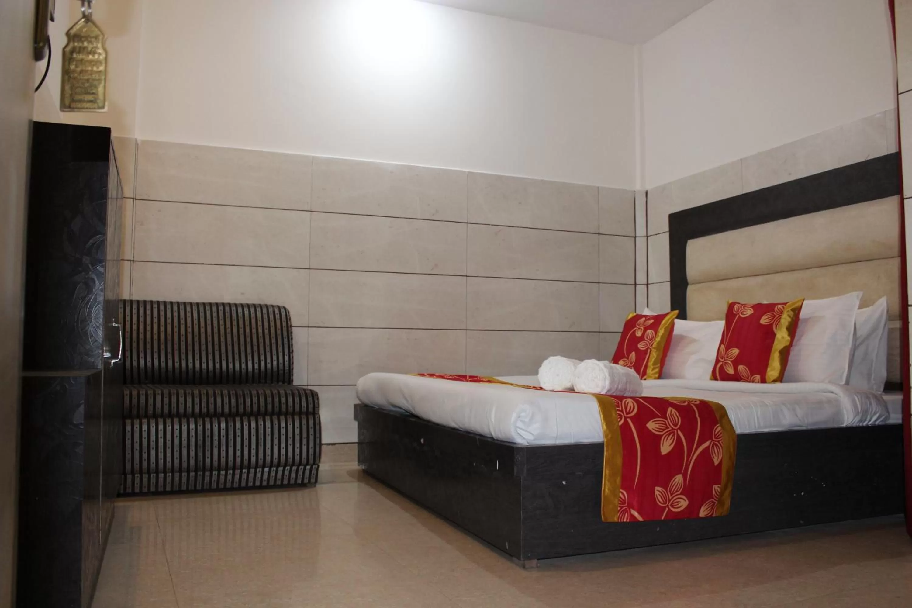 Bedroom, Seating Area in Trimrooms JMC Katra