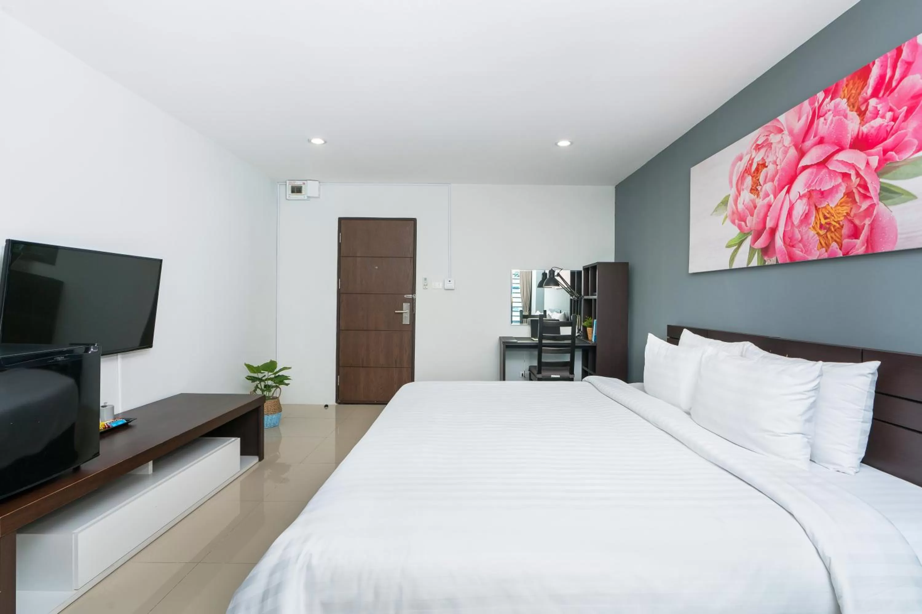 Photo of the whole room, Bed in De Botan Srinakarin Hotel & Residence