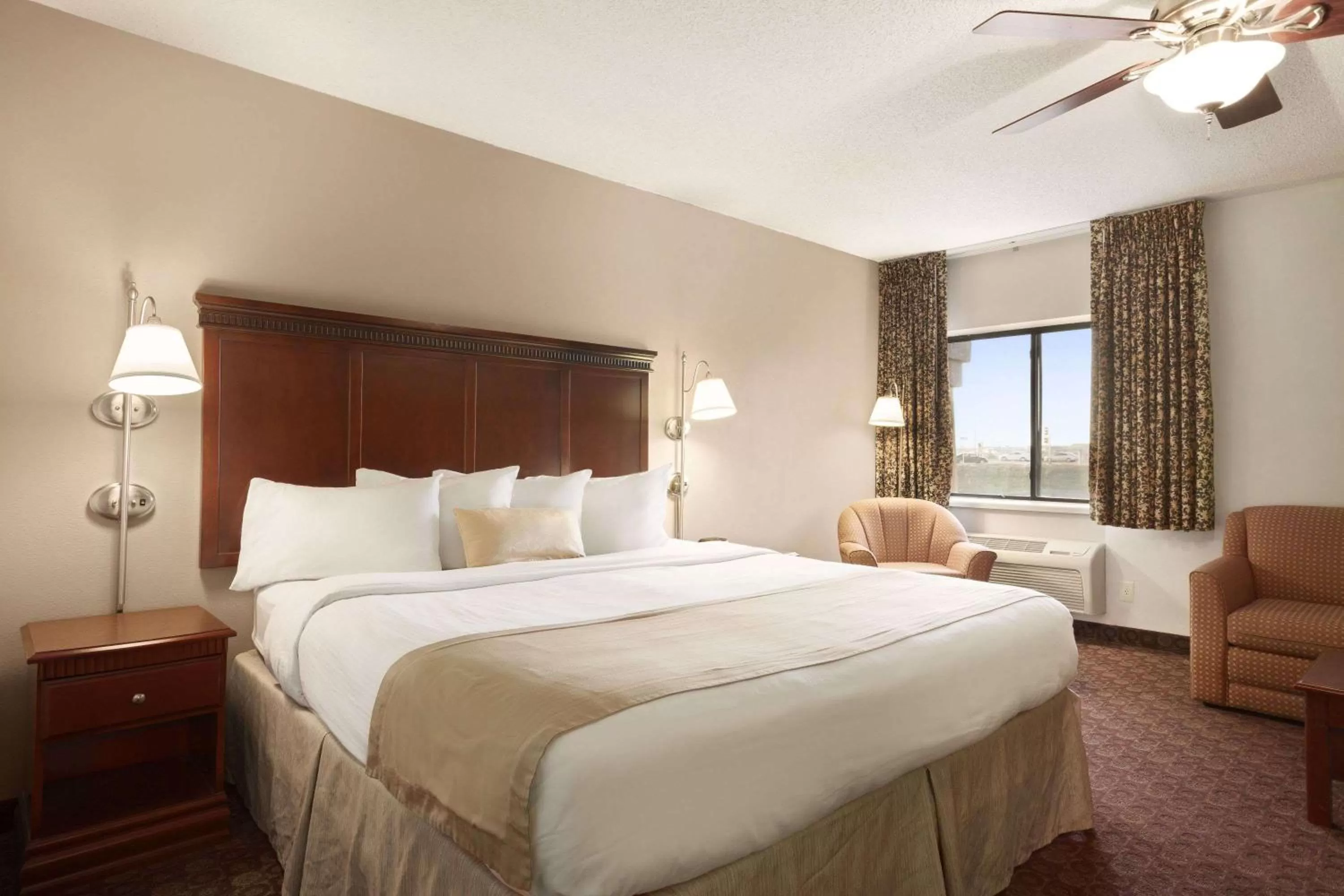 Photo of the whole room, Bed in Baymont by Wyndham Sioux Falls