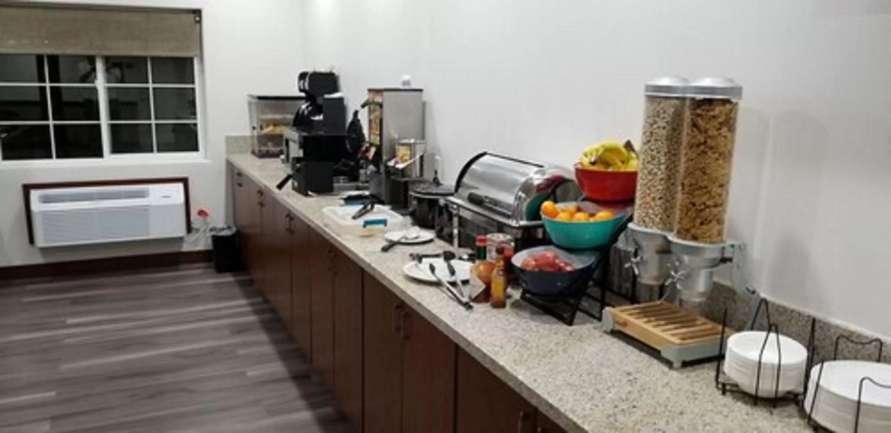 American breakfast, Kitchen/Kitchenette in SureStay Plus Hotel by Best Western Vernal