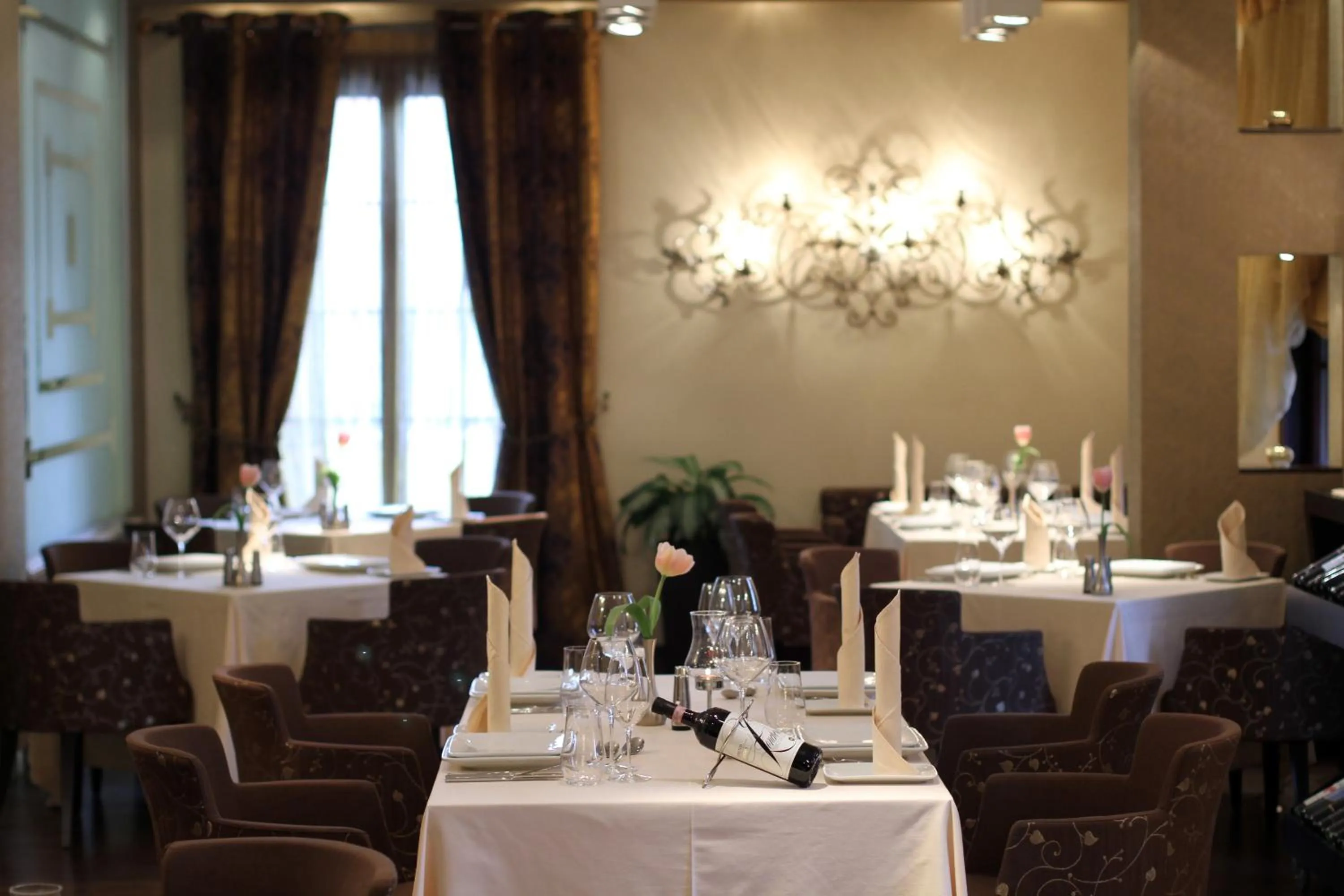 Restaurant/places to eat in MonarC Hotel