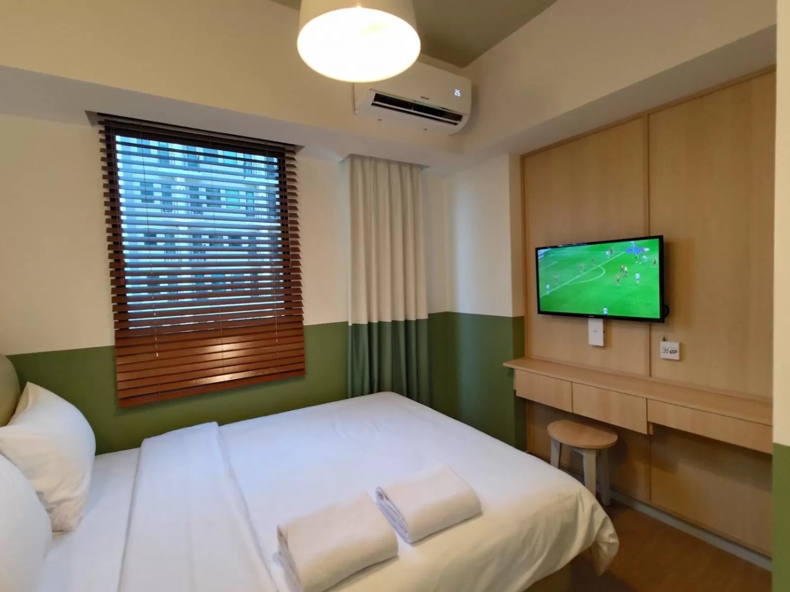 Communal lounge/ TV room, Bed in Hotel Osaka PIK2