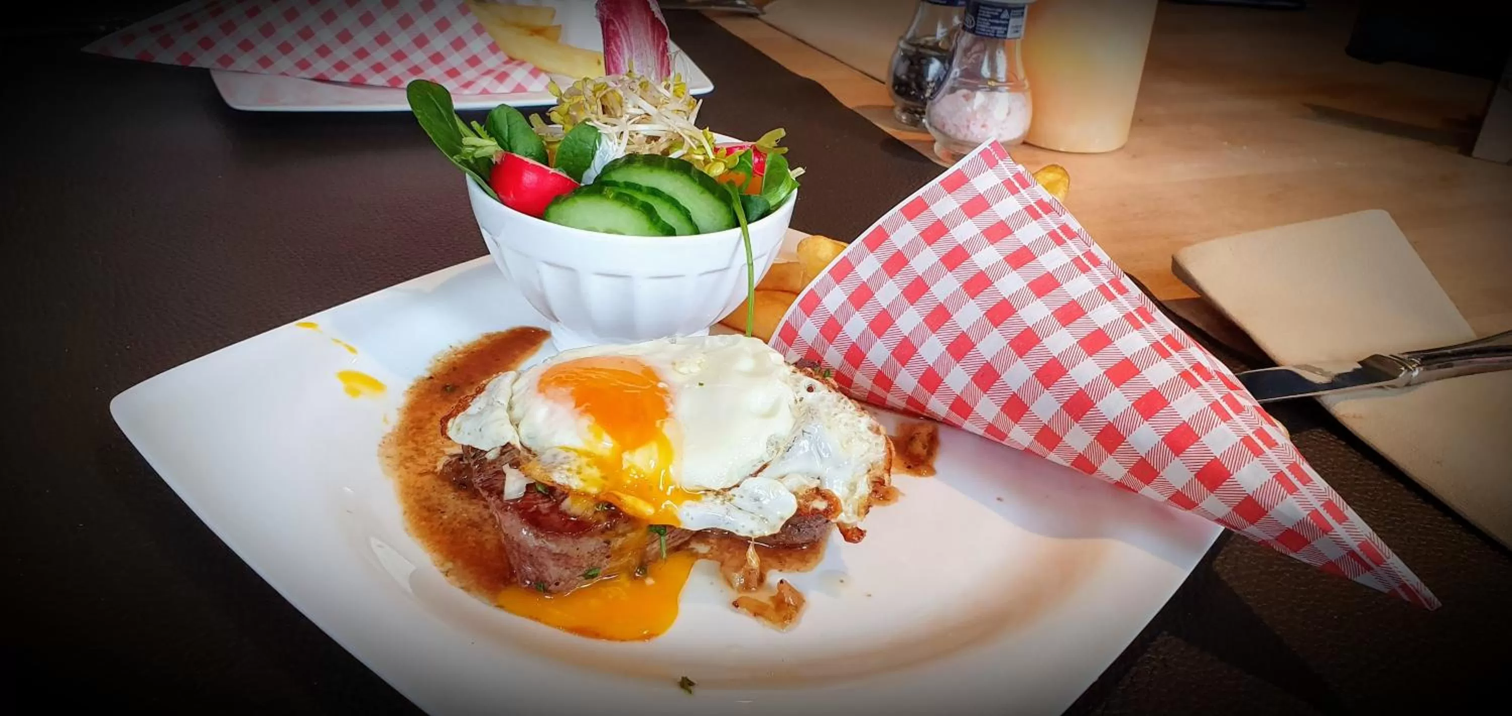 Lunch in Hotel Restaurant The Kings Head Inn