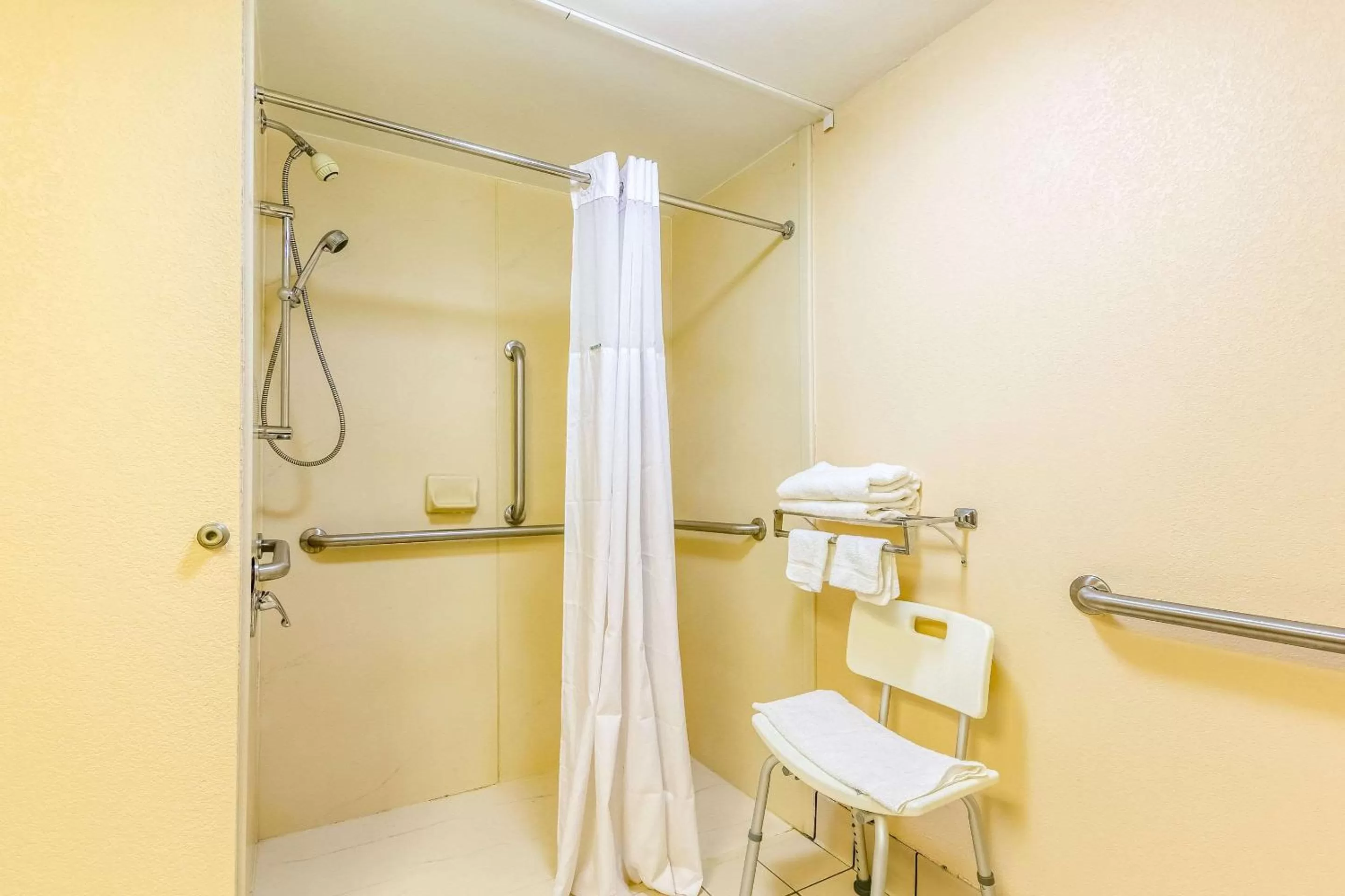 Bedroom in Econo Lodge Rocky Top