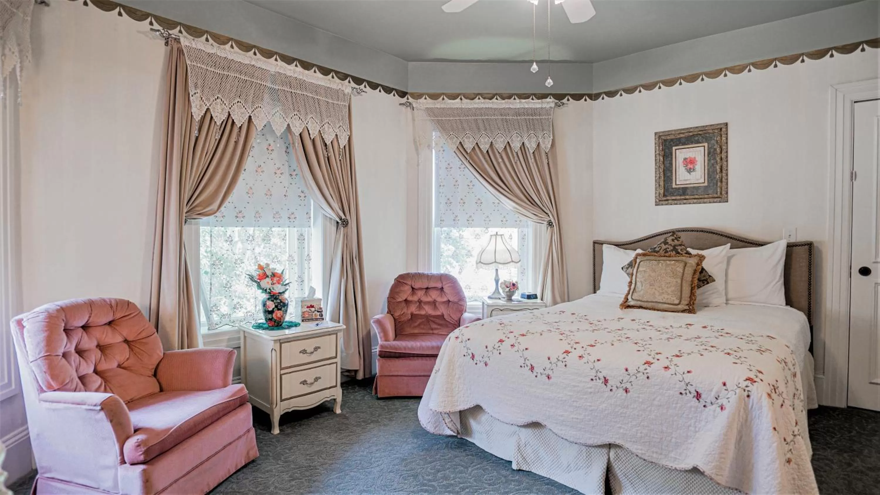 Seating area, Bed in Heber Senator Bed and Breakfast