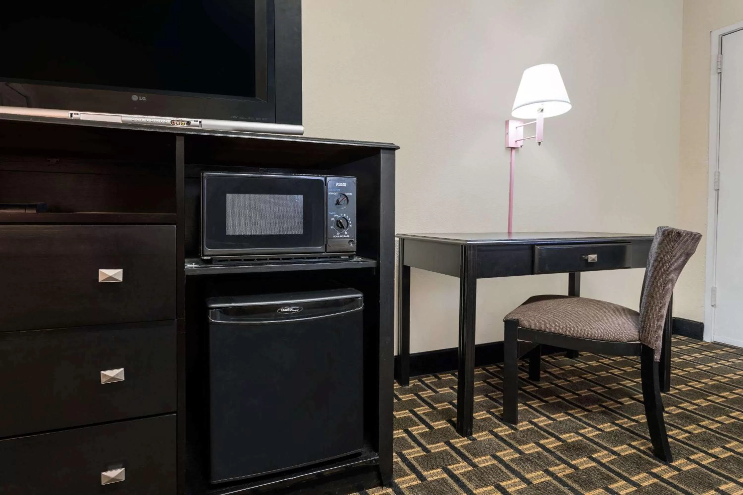 Photo of the whole room in Super 8 by Wyndham Lithonia