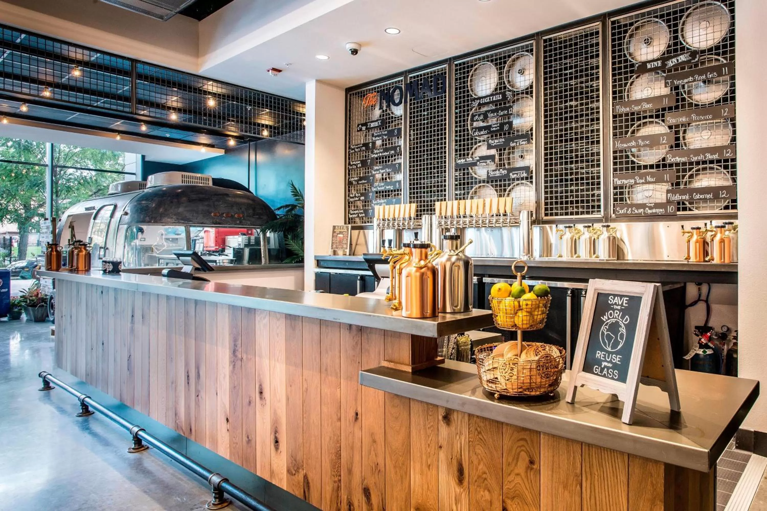 Lounge or bar in Marriott Marquis Chicago