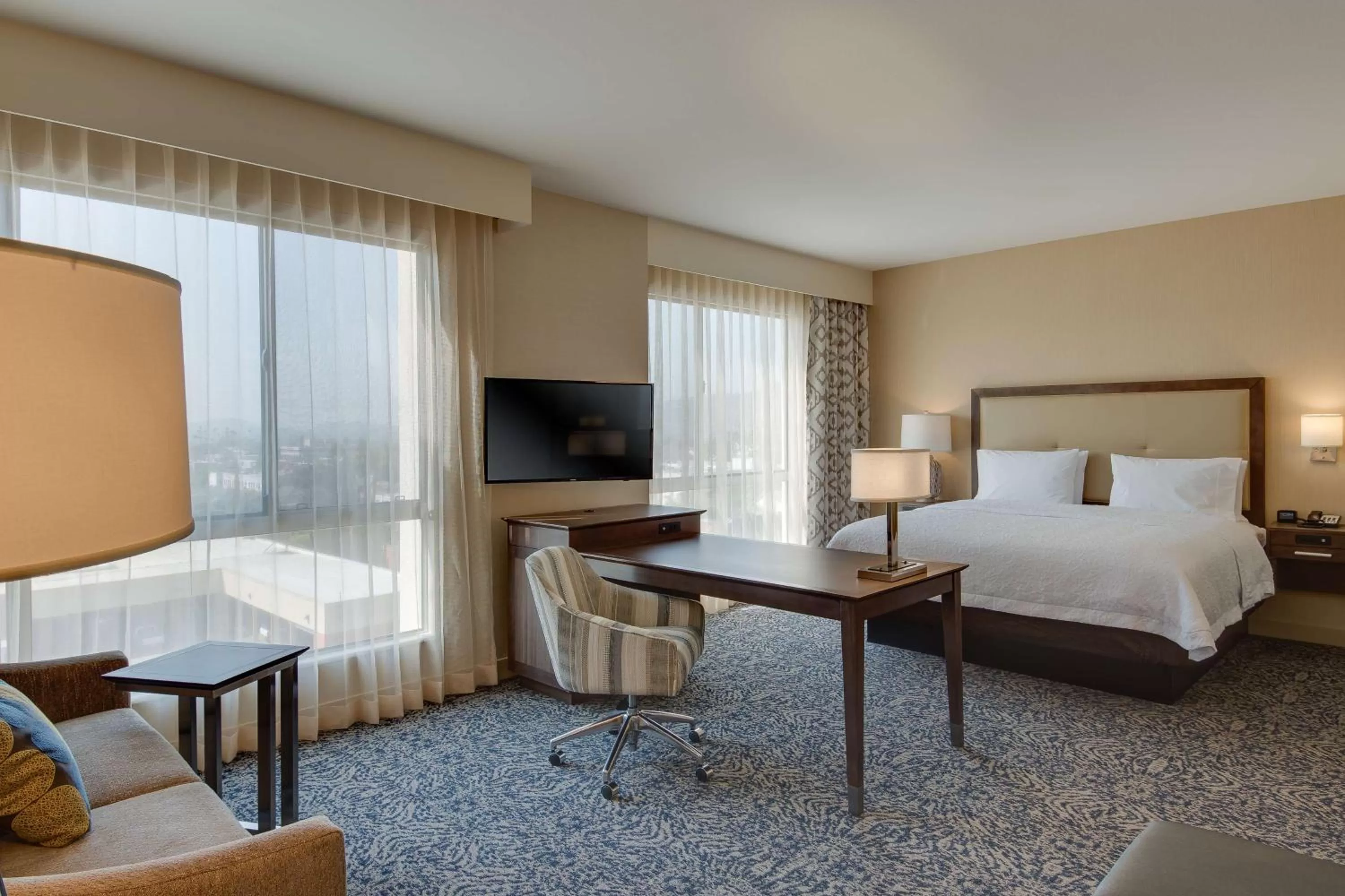 Bed in Hampton Inn & Suites Los Angeles - Glendale