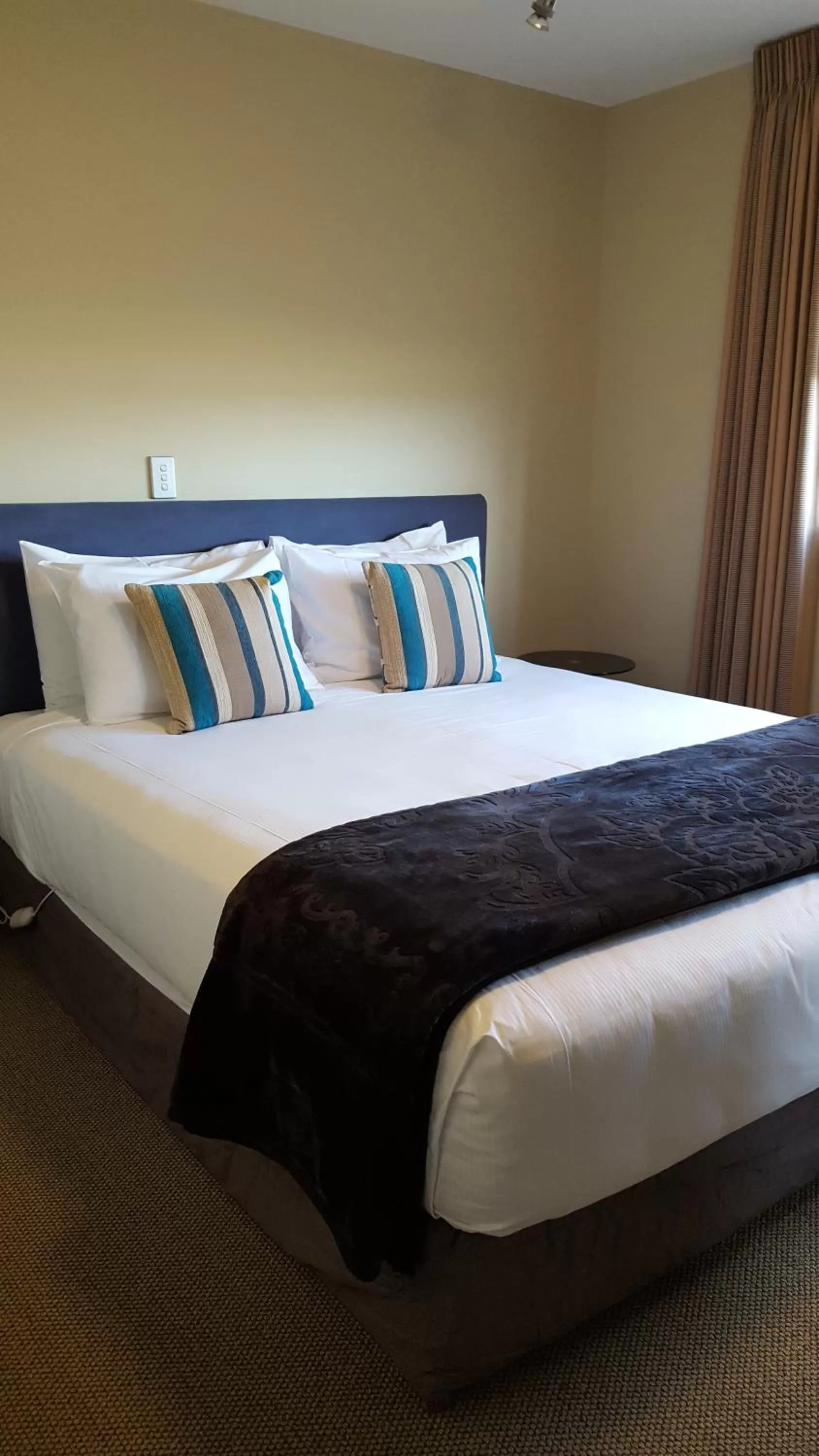 Photo of the whole room, Bed in Sails on the Lake