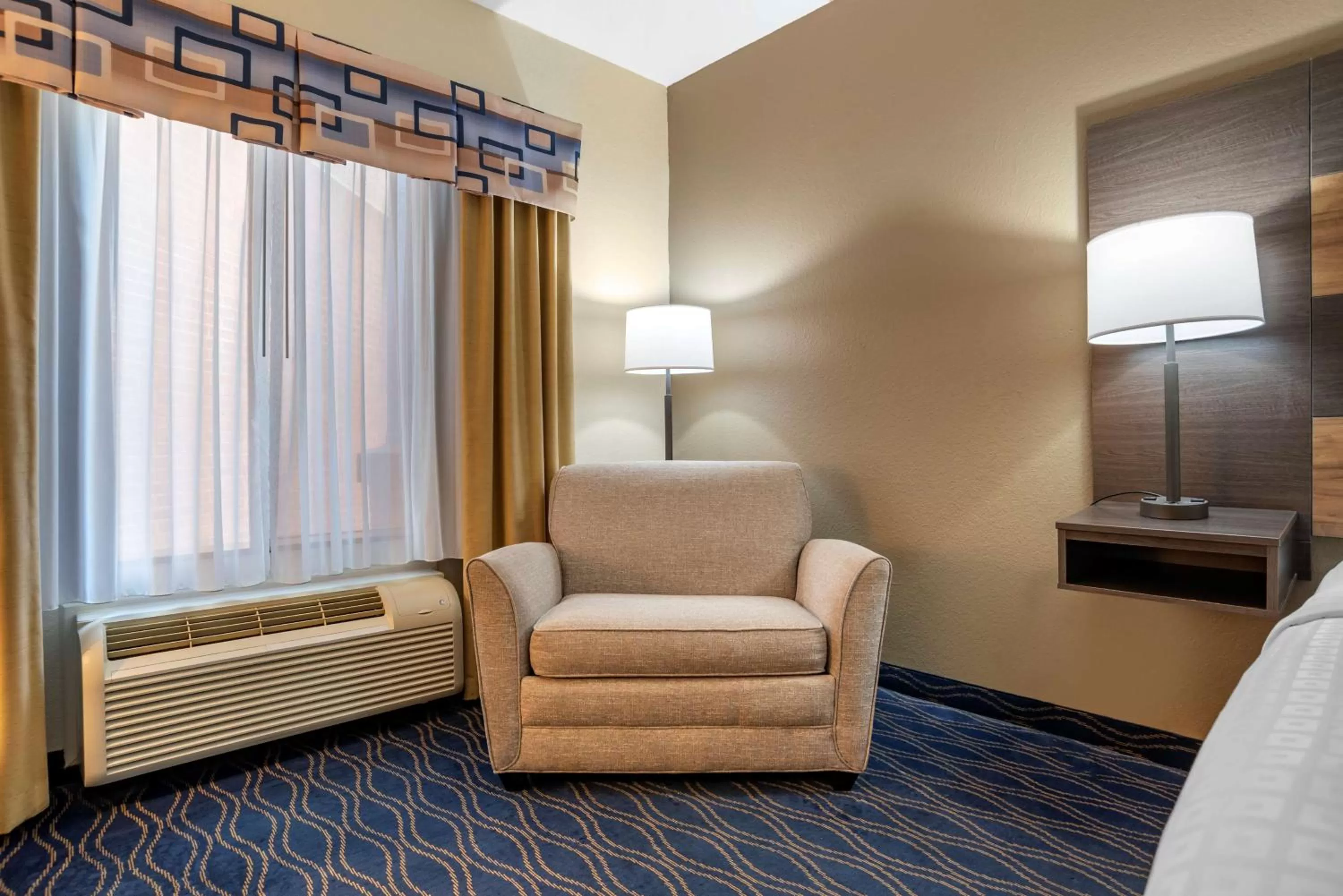 Bed in Best Western Troy Inn