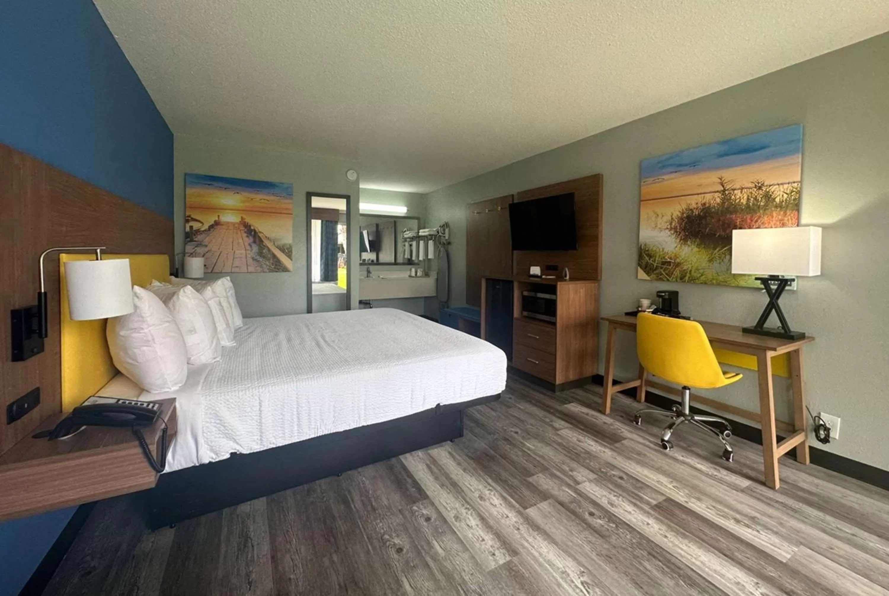 Photo of the whole room, Bed in Days Inn & Suites by Wyndham Jennings