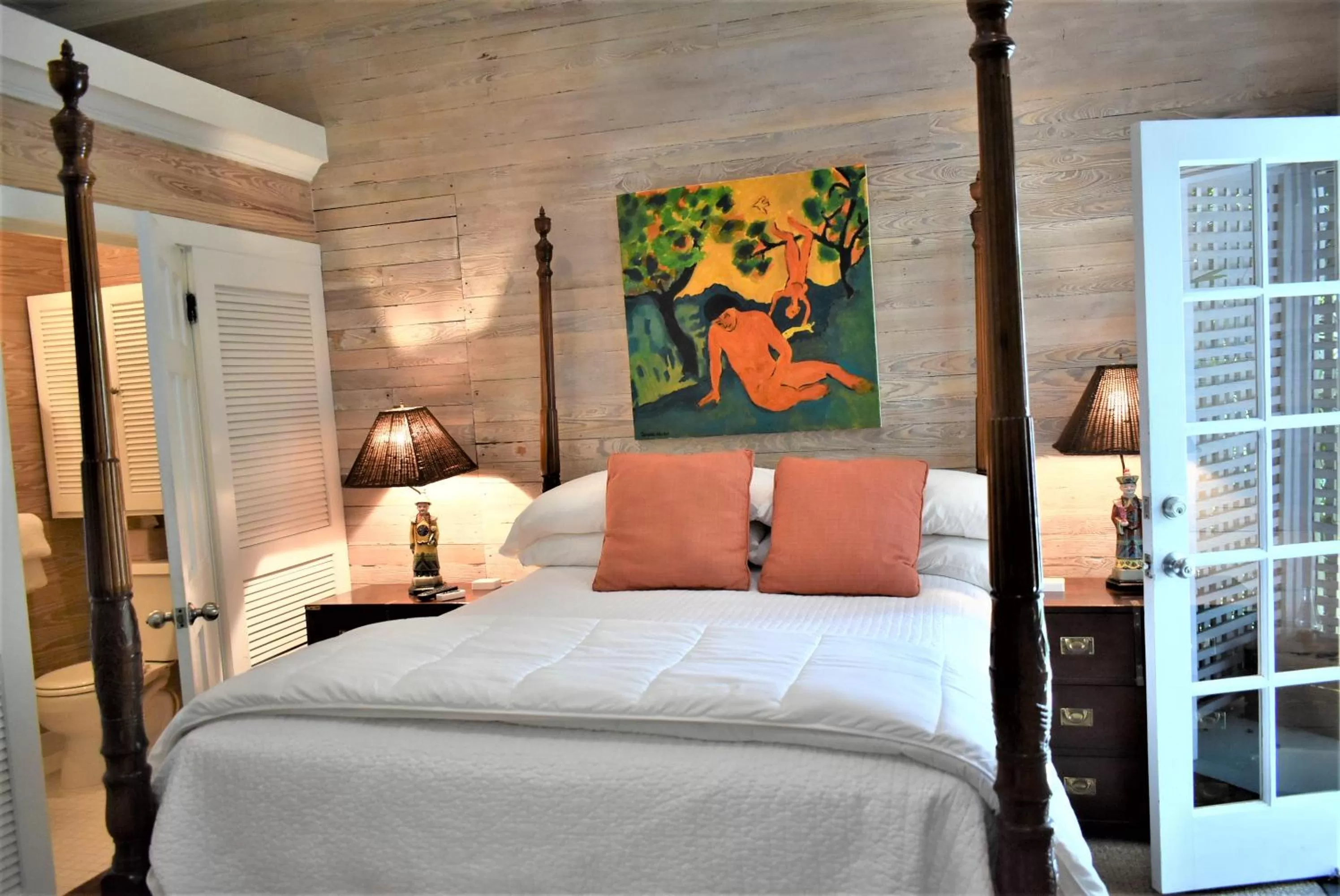 Bed in Simonton Court Historic Inn & Cottages