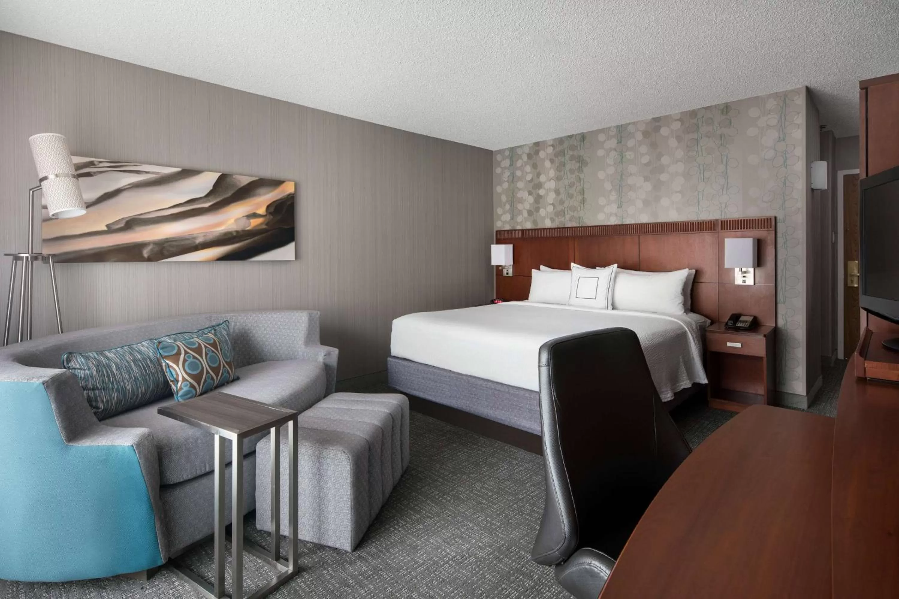Summer, Bed in Sonesta Select Los Angeles LAX El Segundo