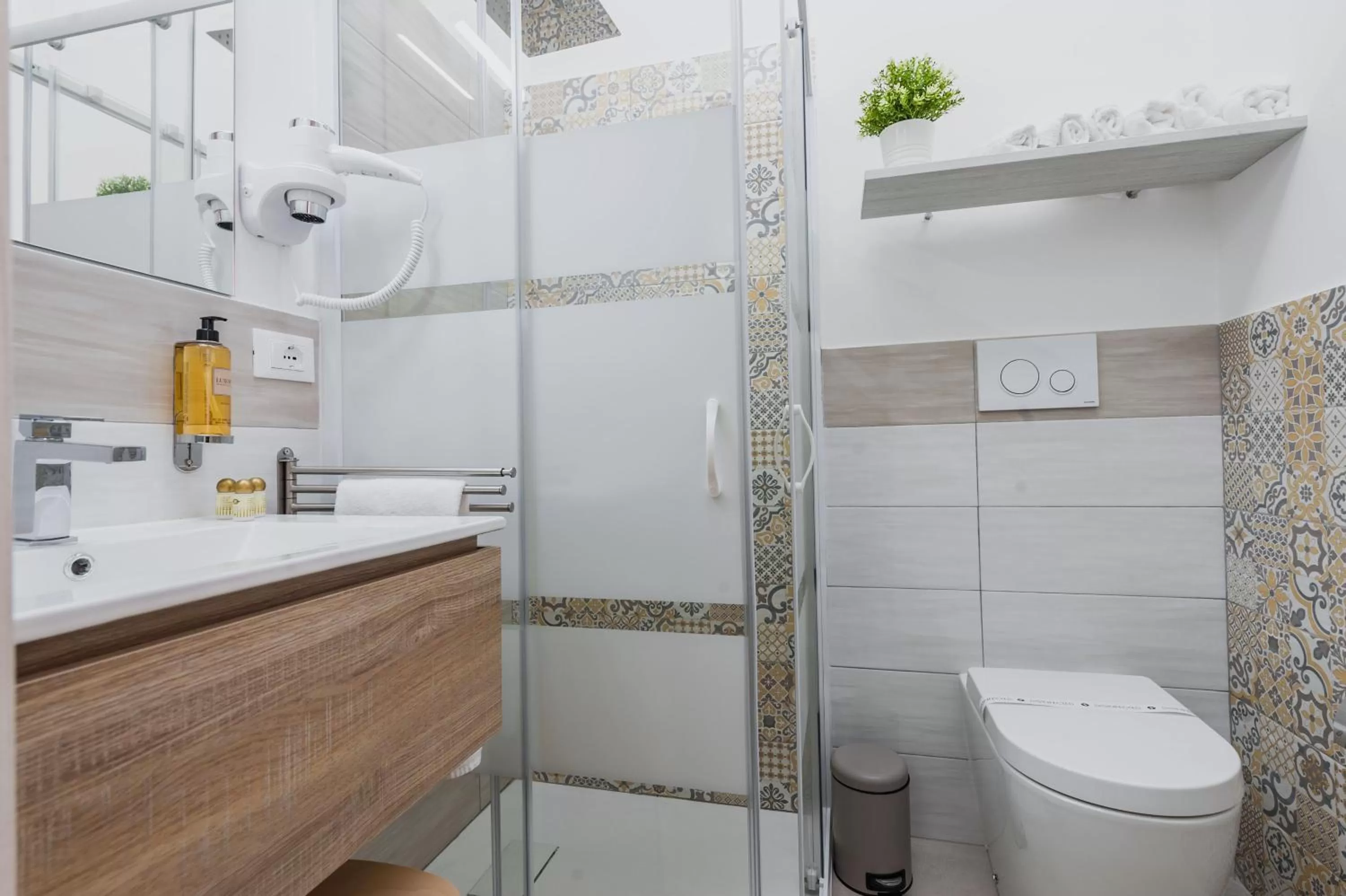 Shower, Bathroom in Archimede's Rooms