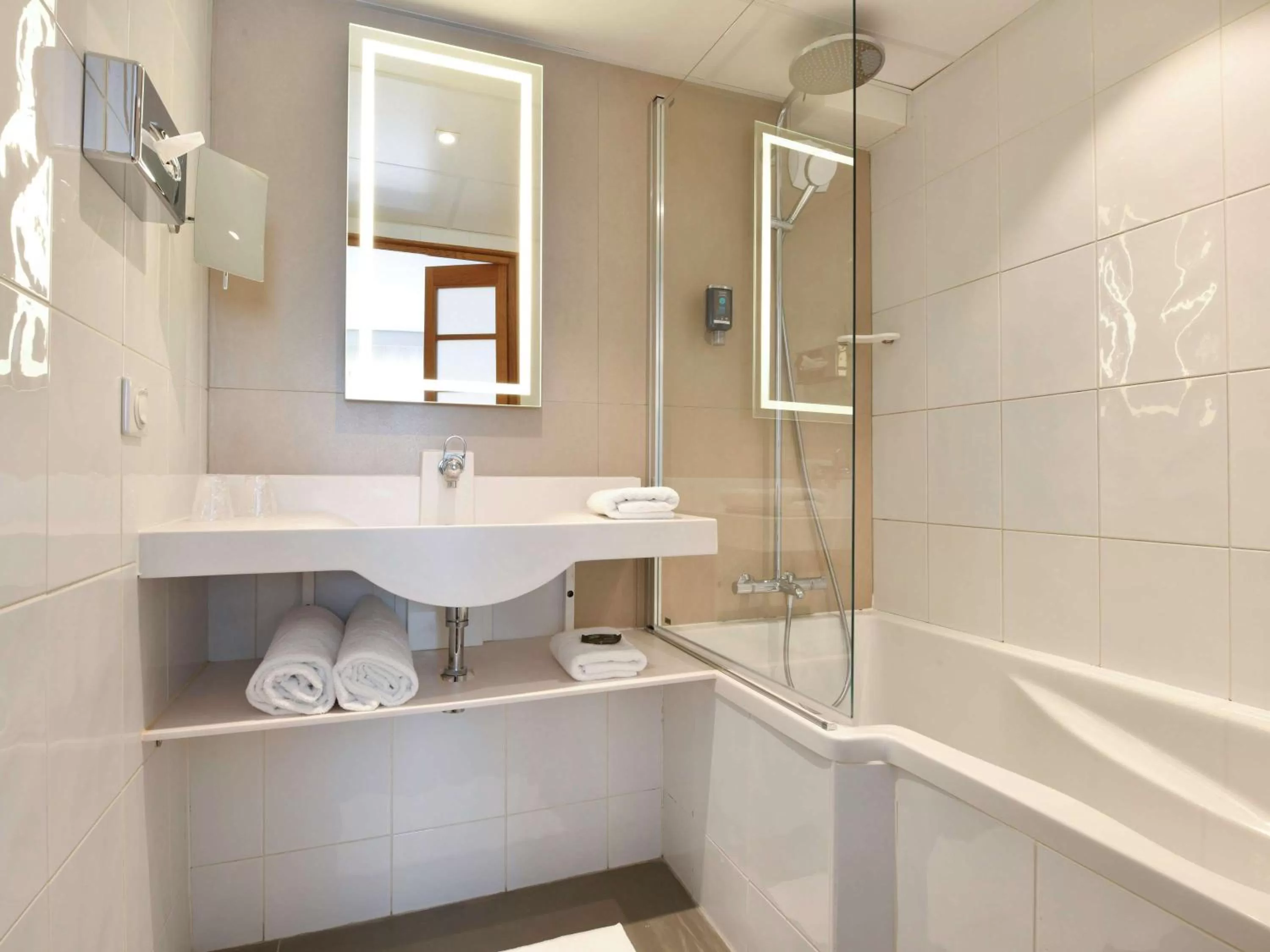 Photo of the whole room in Novotel La Rochelle Centre