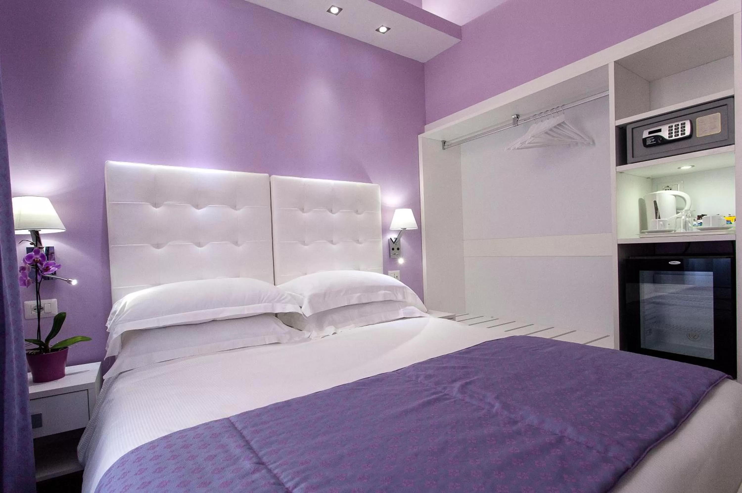 View (from property/room), Bed in Relais Trevi 95 Boutique Hotel