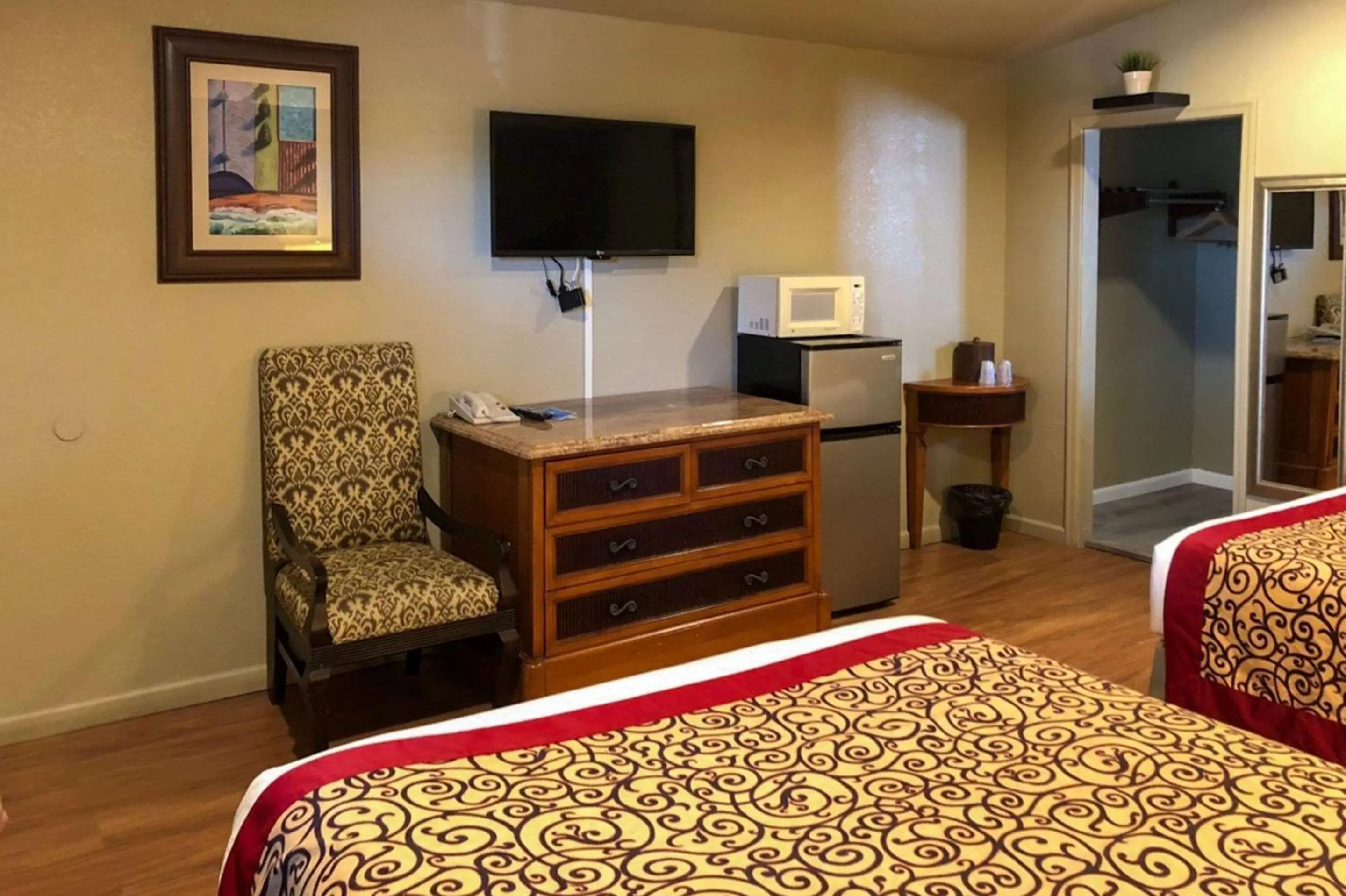 Photo of the whole room, TV/Entertainment Center in Rodeway Inn Flagstaff East Route 66