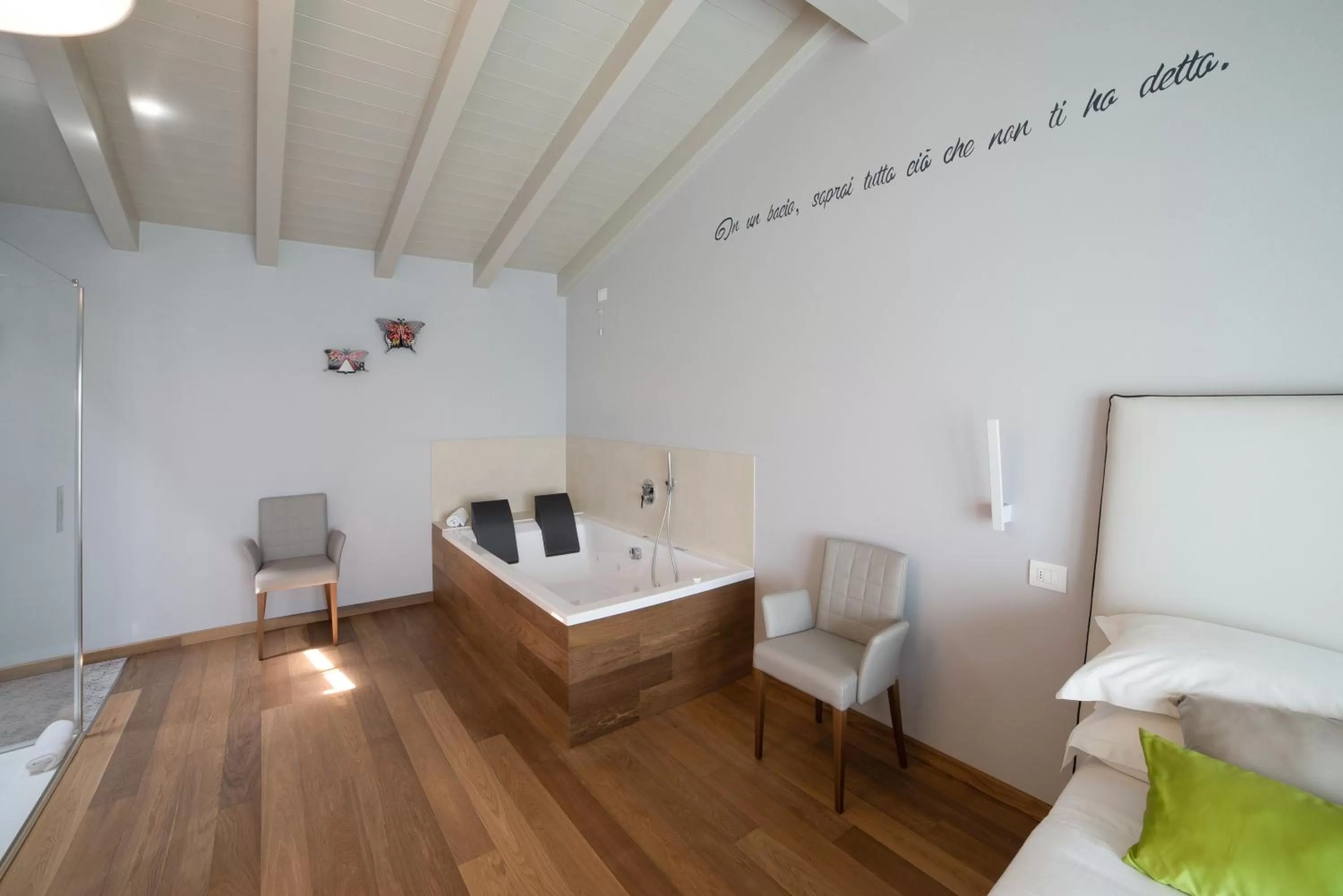 Photo of the whole room, Bed in K-Farm