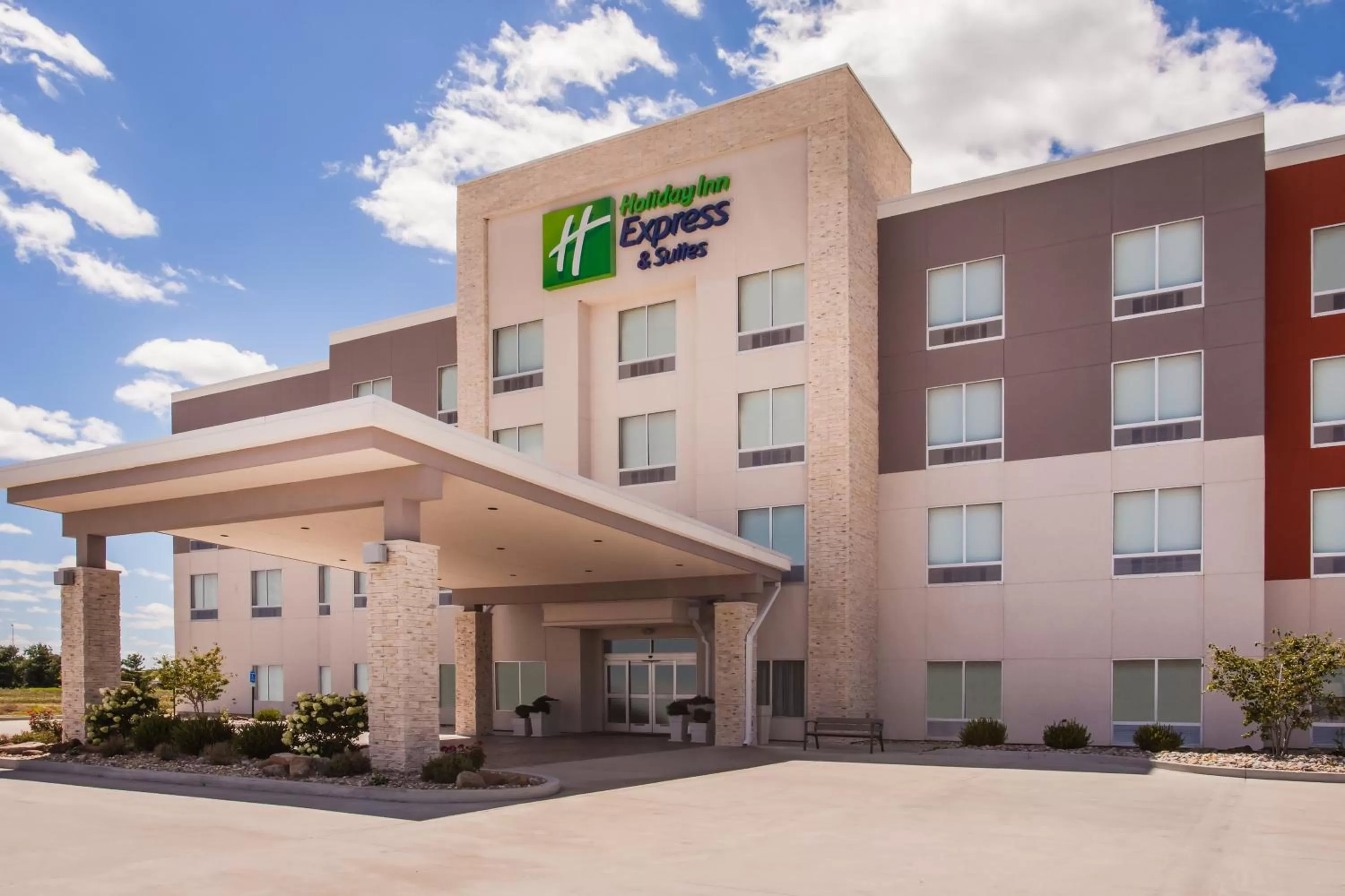 Property building in Holiday Inn Express & Suites Litchfield by IHG