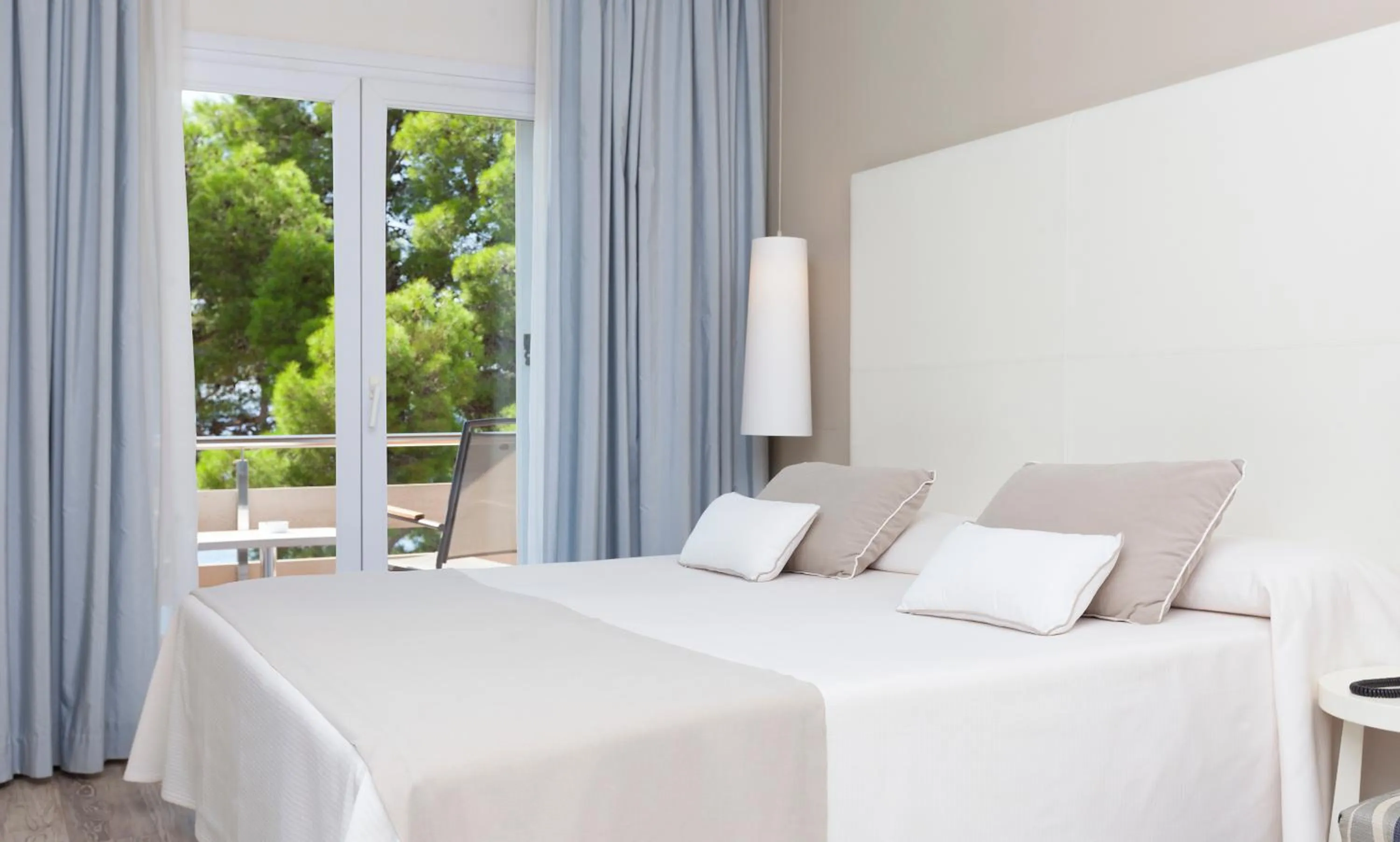 Bed in Canyelles Platja