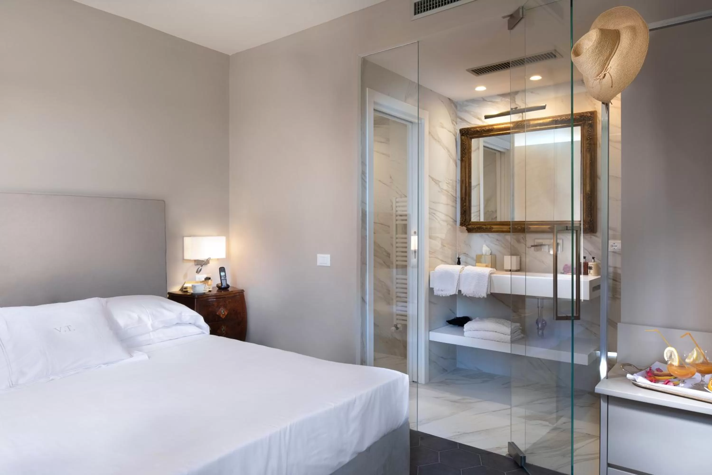 Bathroom, Bed in Hotel Villa Taormina