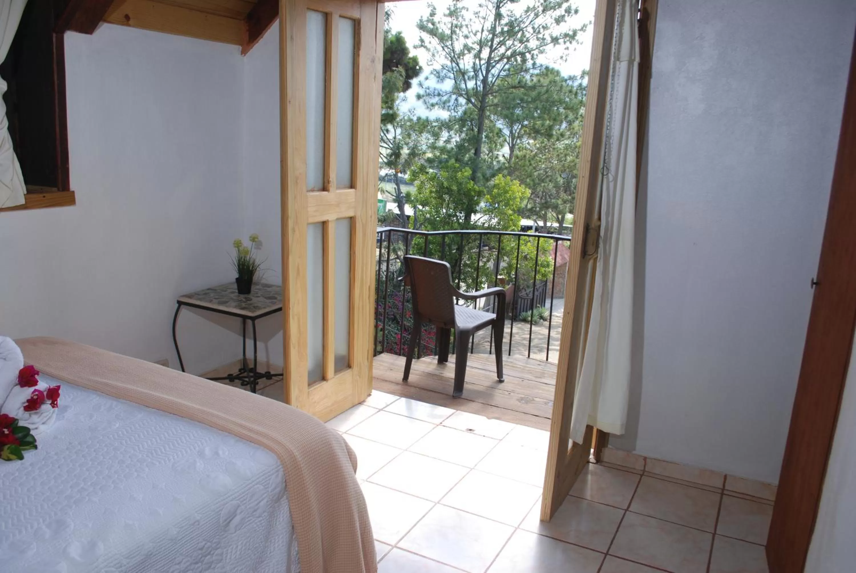 Photo of the whole room, Bed in Hotel Rancho Constanza & Cabañas de la Montaña