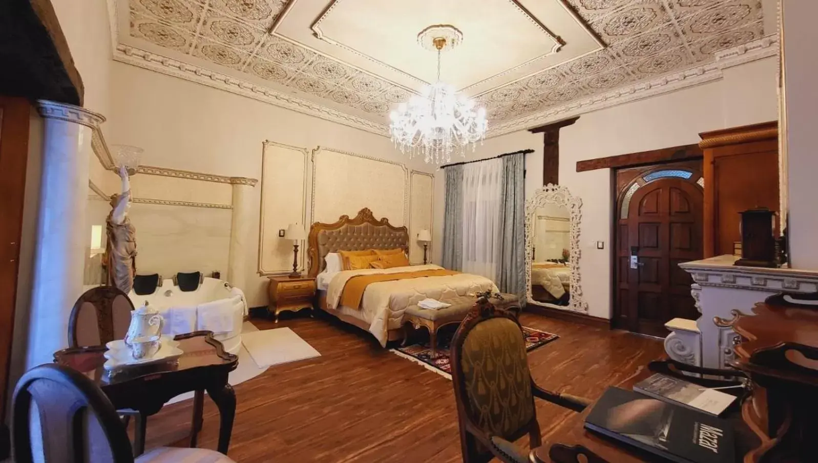 Queen Suite in San Juan Hotel Queen Suite in San Juan Hotel