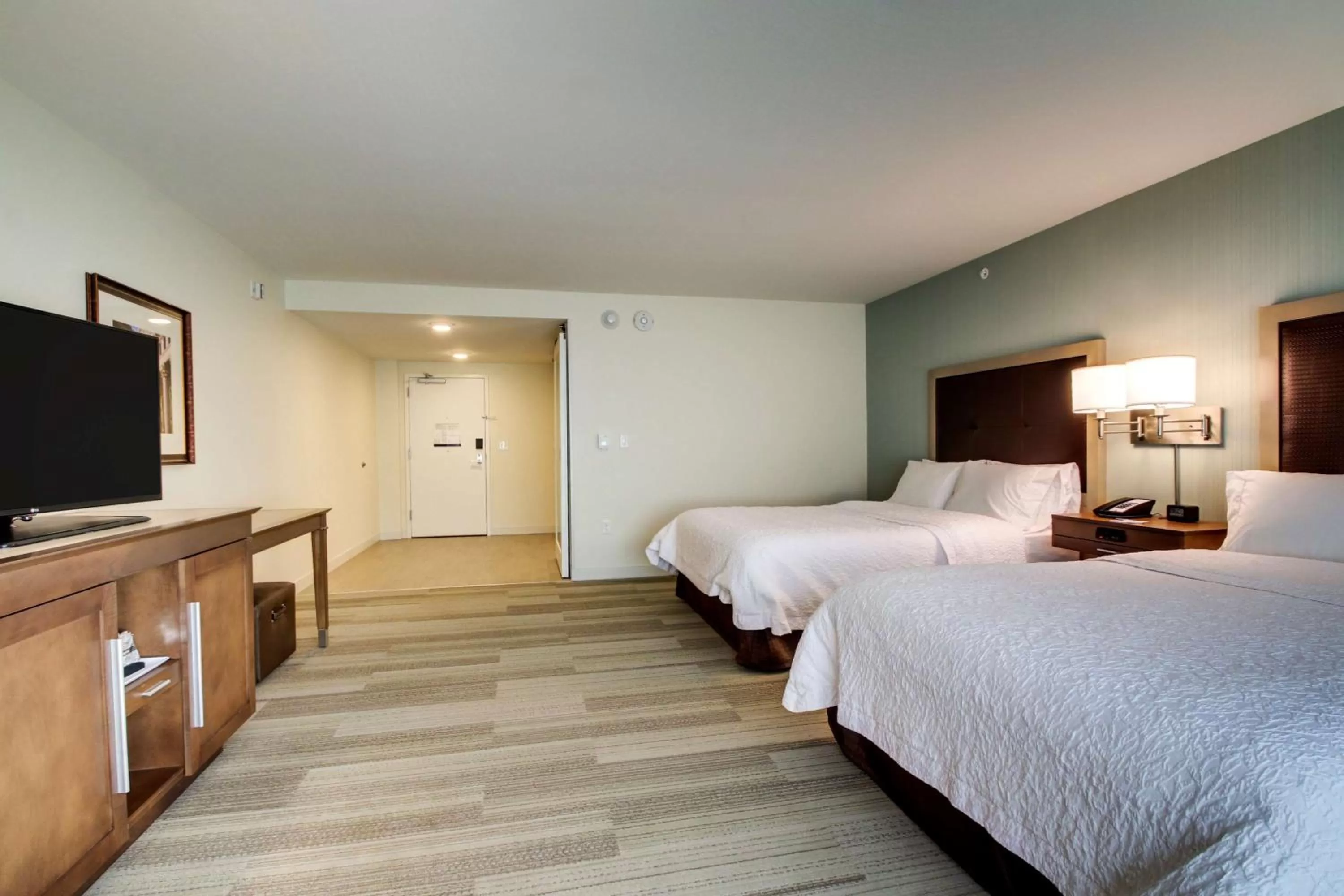 Bed in Hampton Inn & Suites Milwaukee West