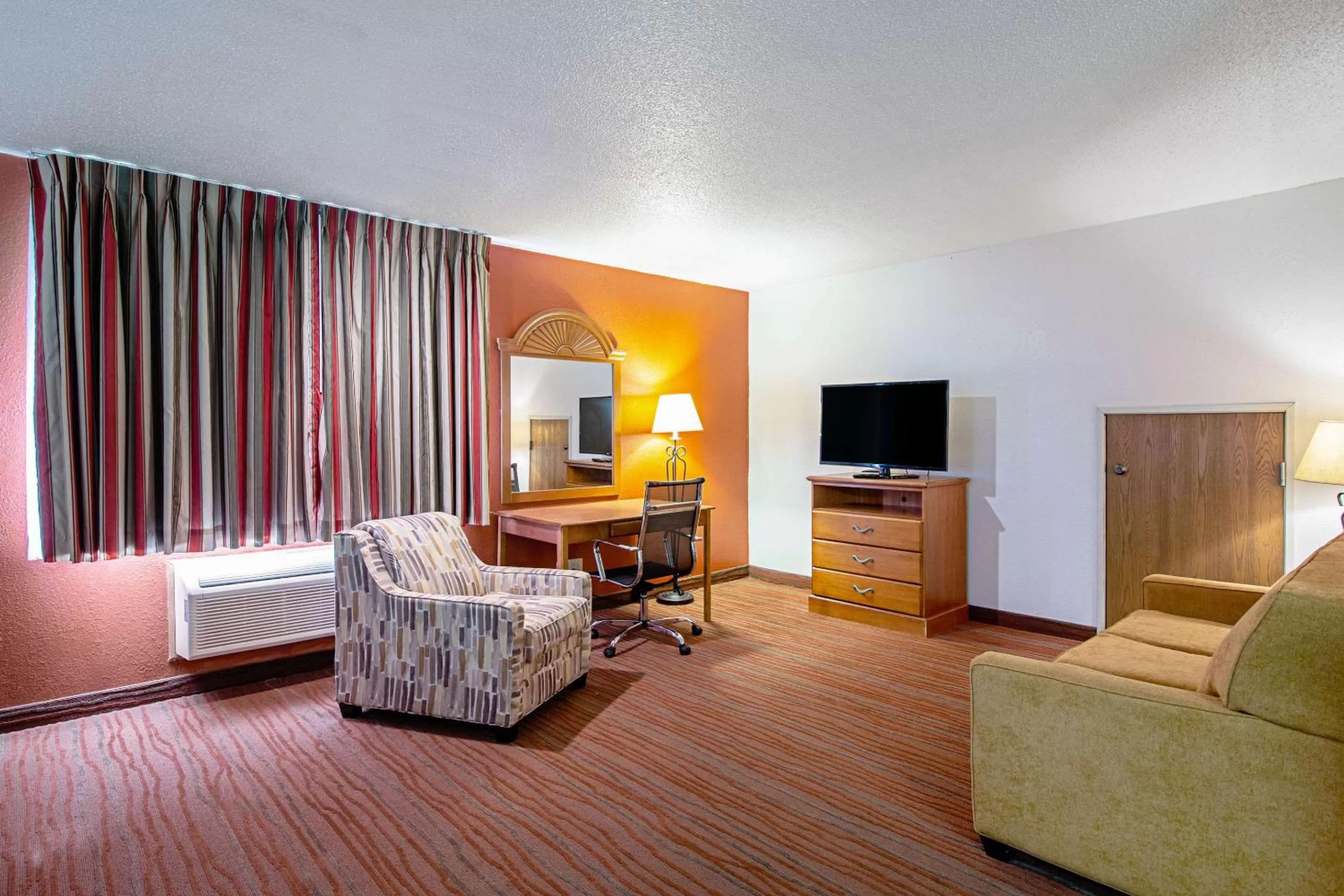 Photo of the whole room, Bed in Quality Inn Aberdeen