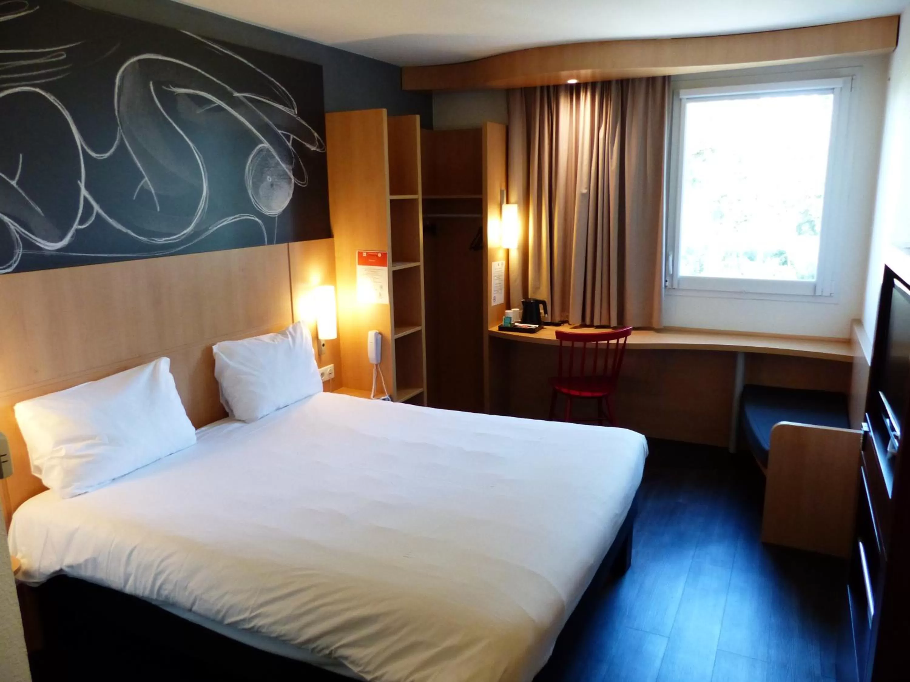 Bed in ibis Paris Meudon Velizy