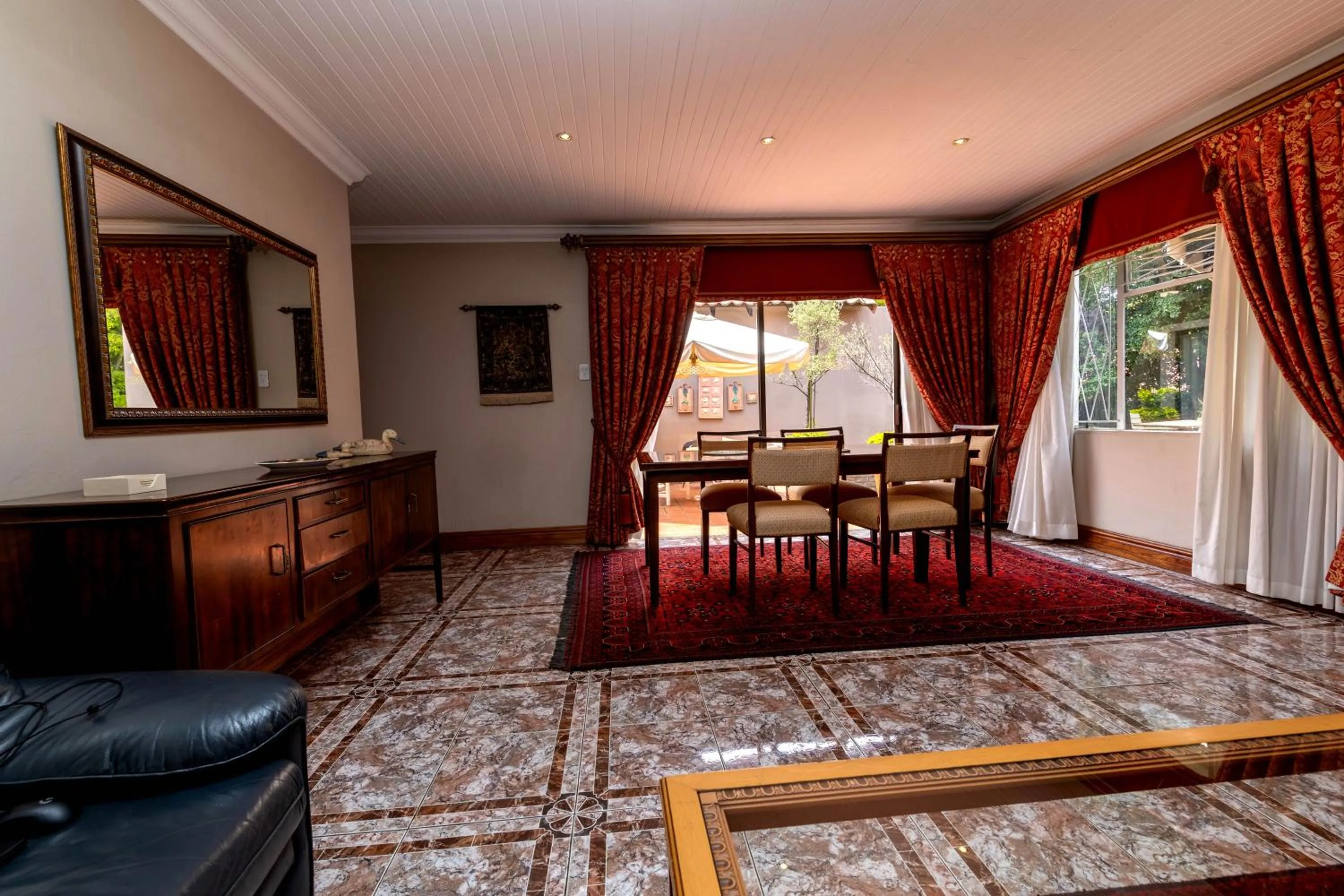 Living room in Royal Ridge Guesthouse