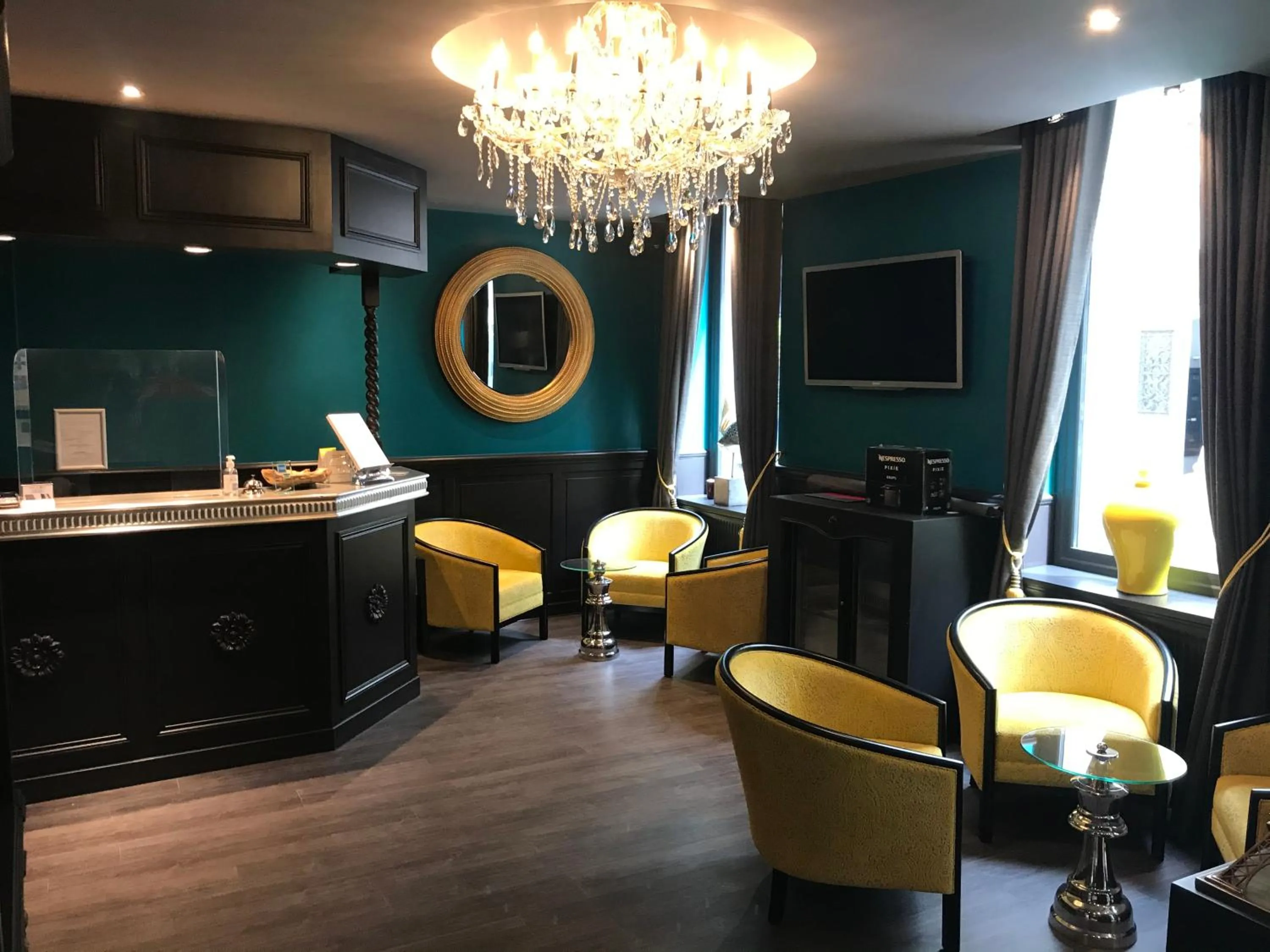Lobby or reception in Hotel de Paris Montmartre