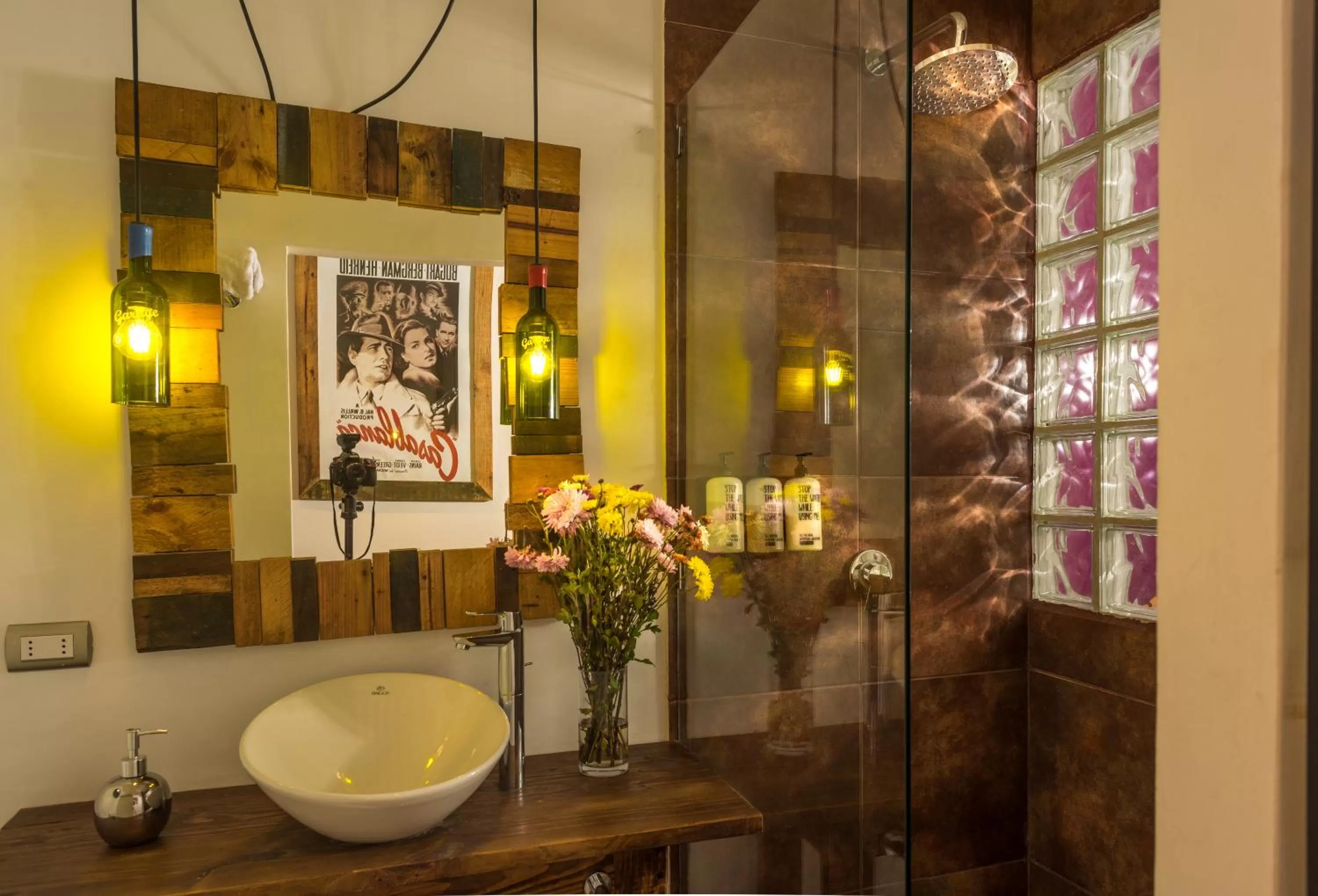 Shower in Hotel Winebox Valparaiso