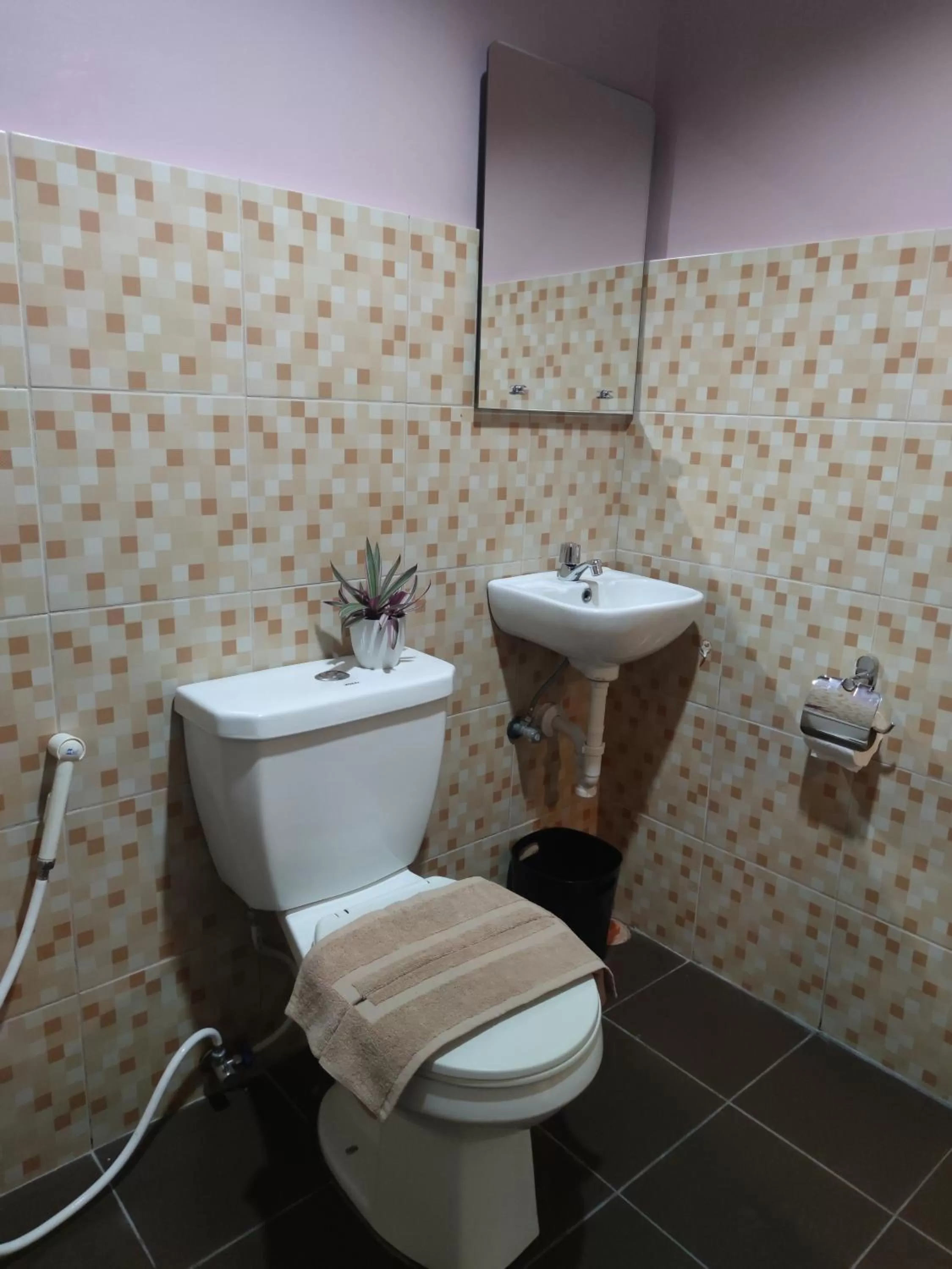 Toilet in Glory Hotel Cubao