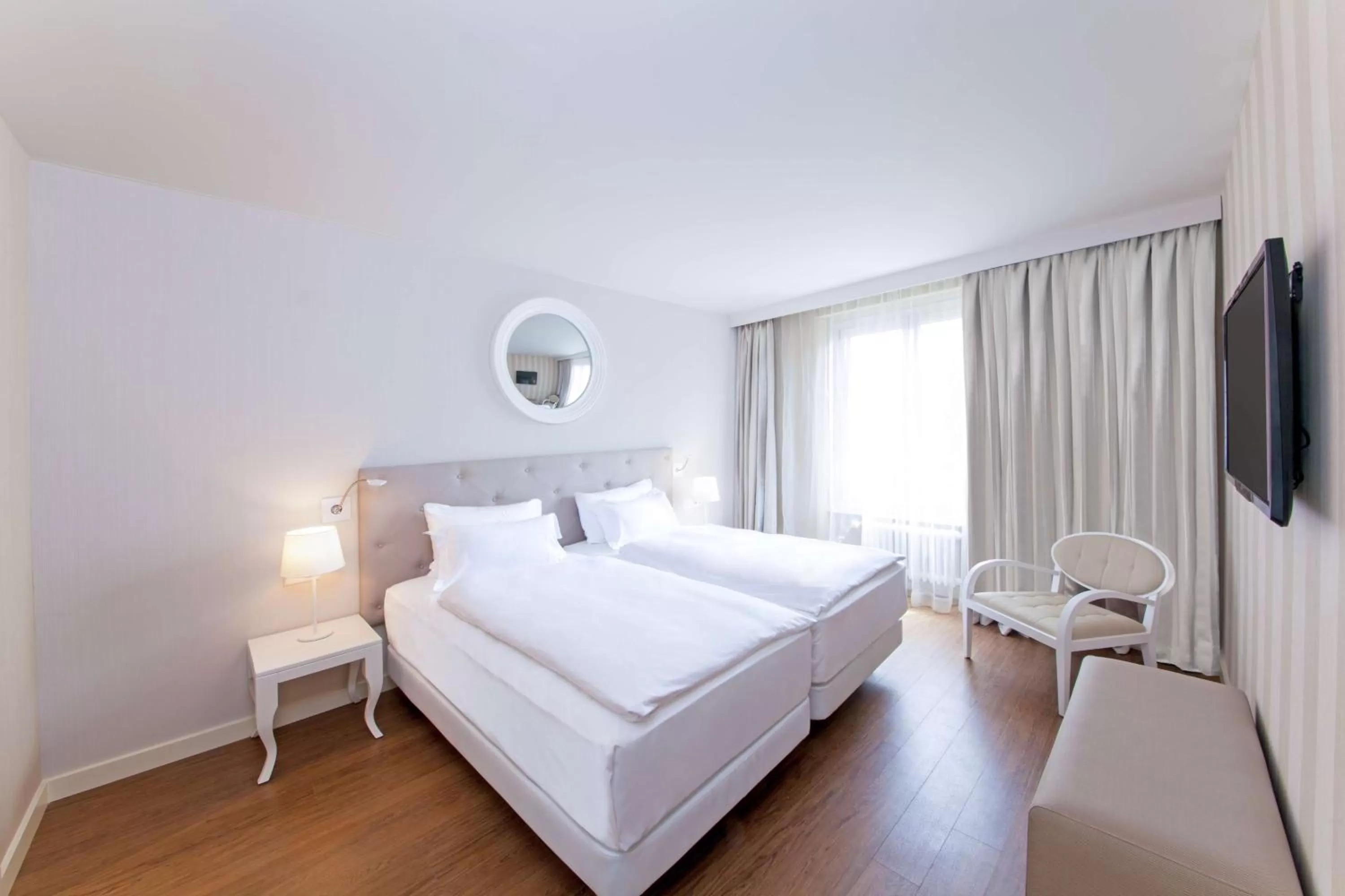 Photo of the whole room, Bed in Geneva by Fassbind