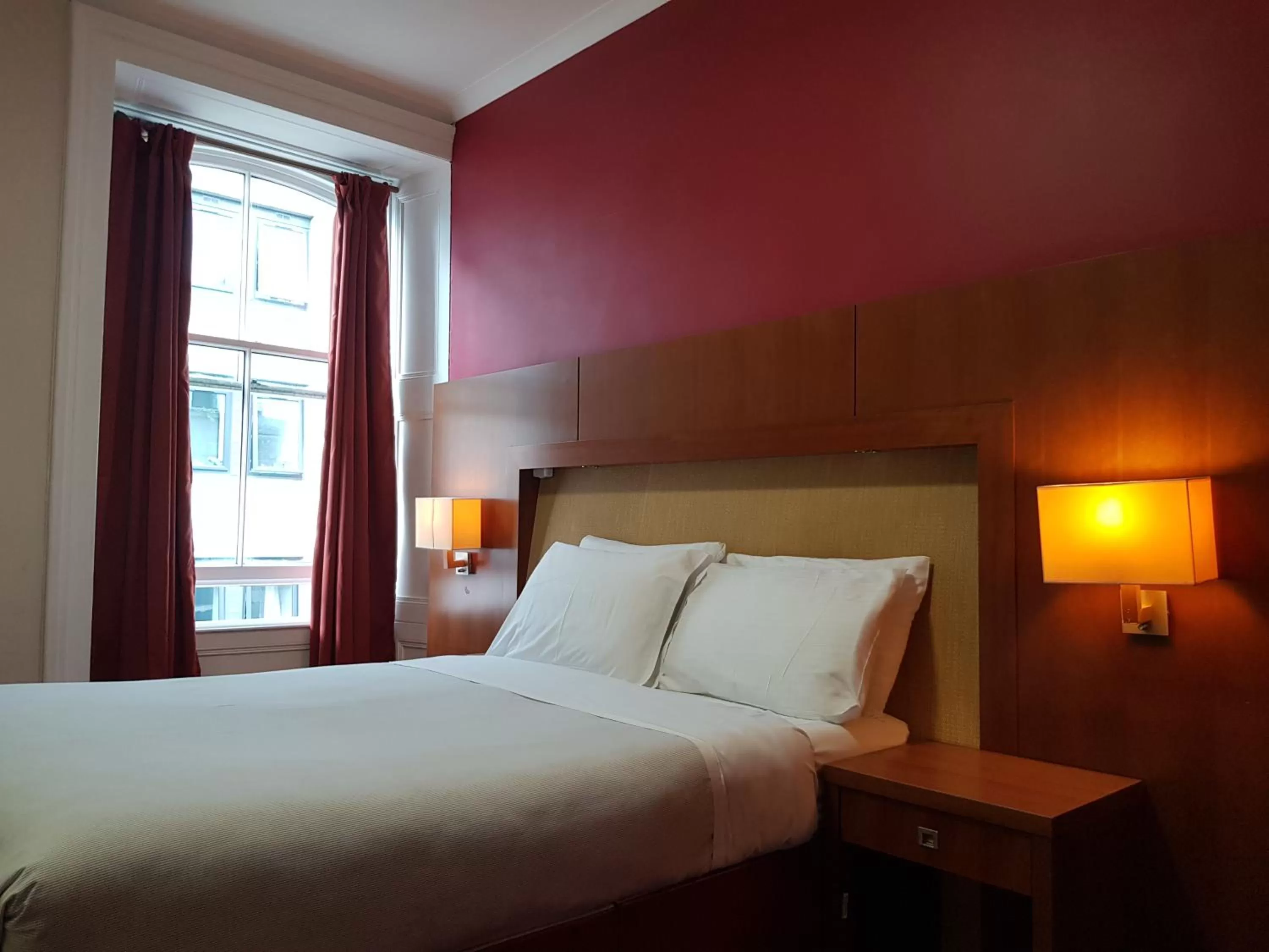 Bed in Aberdeen House