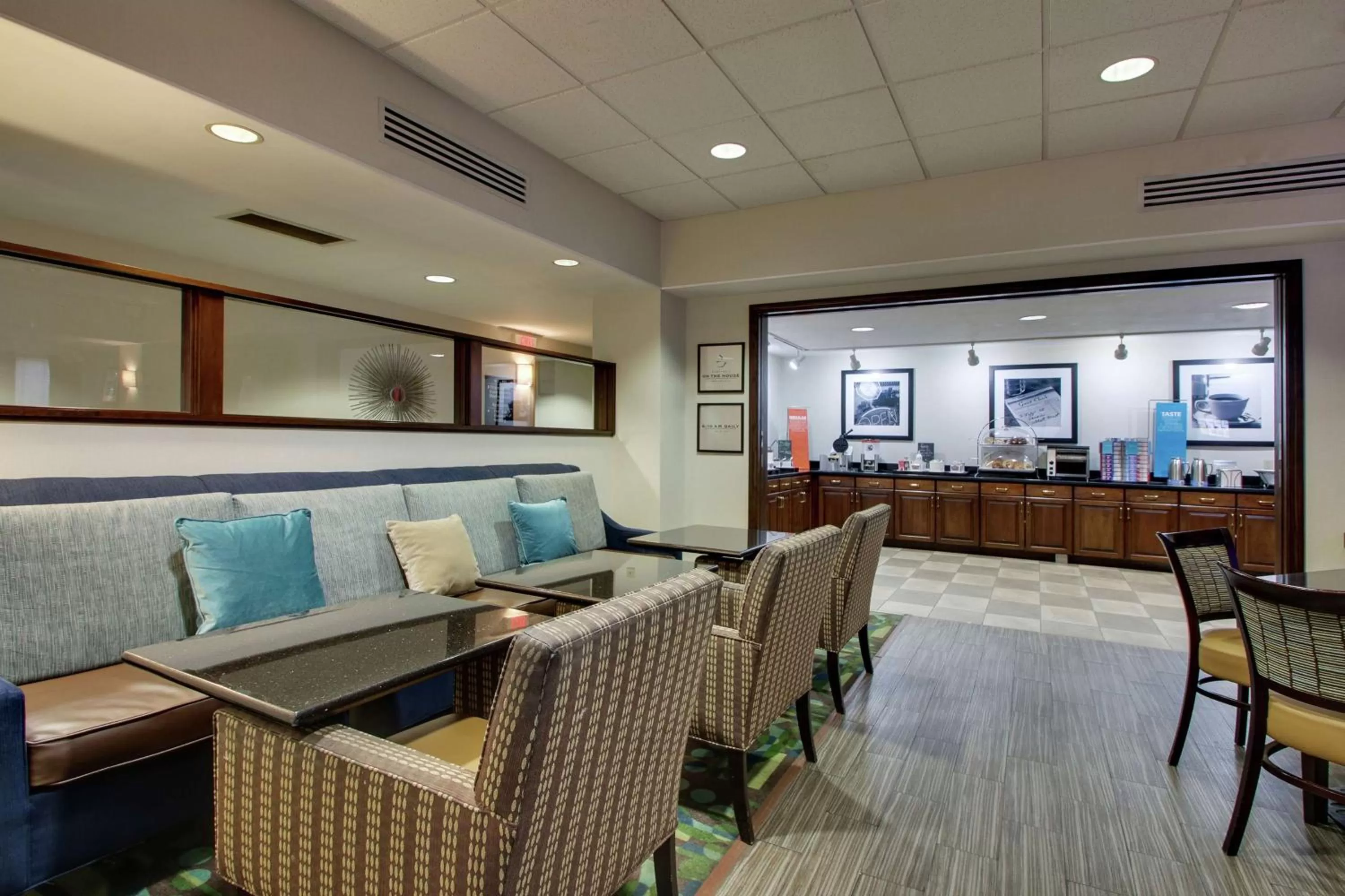 Dining area in Hampton Inn DuBois