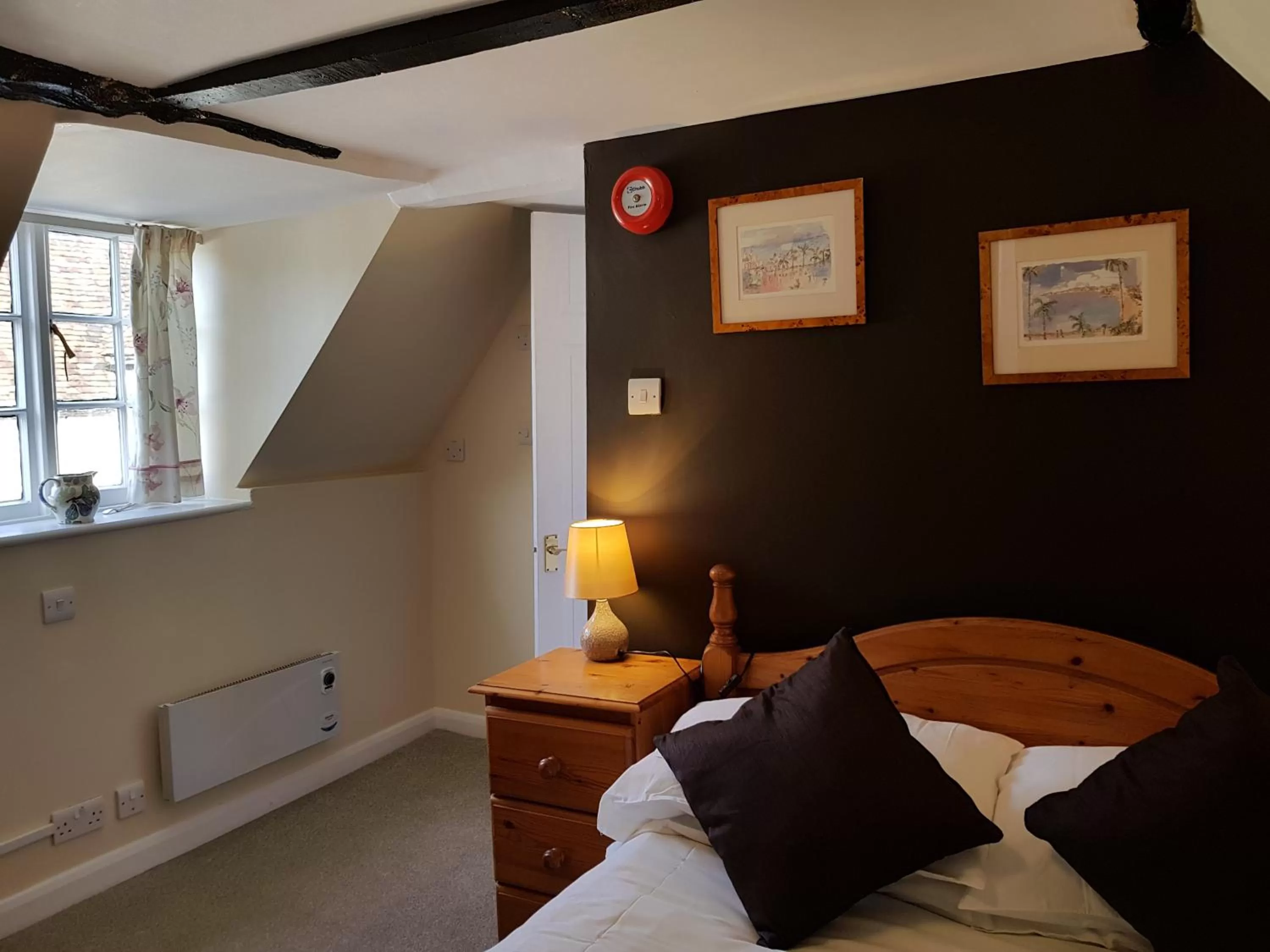 Bedroom, Bed in Old George Hotel