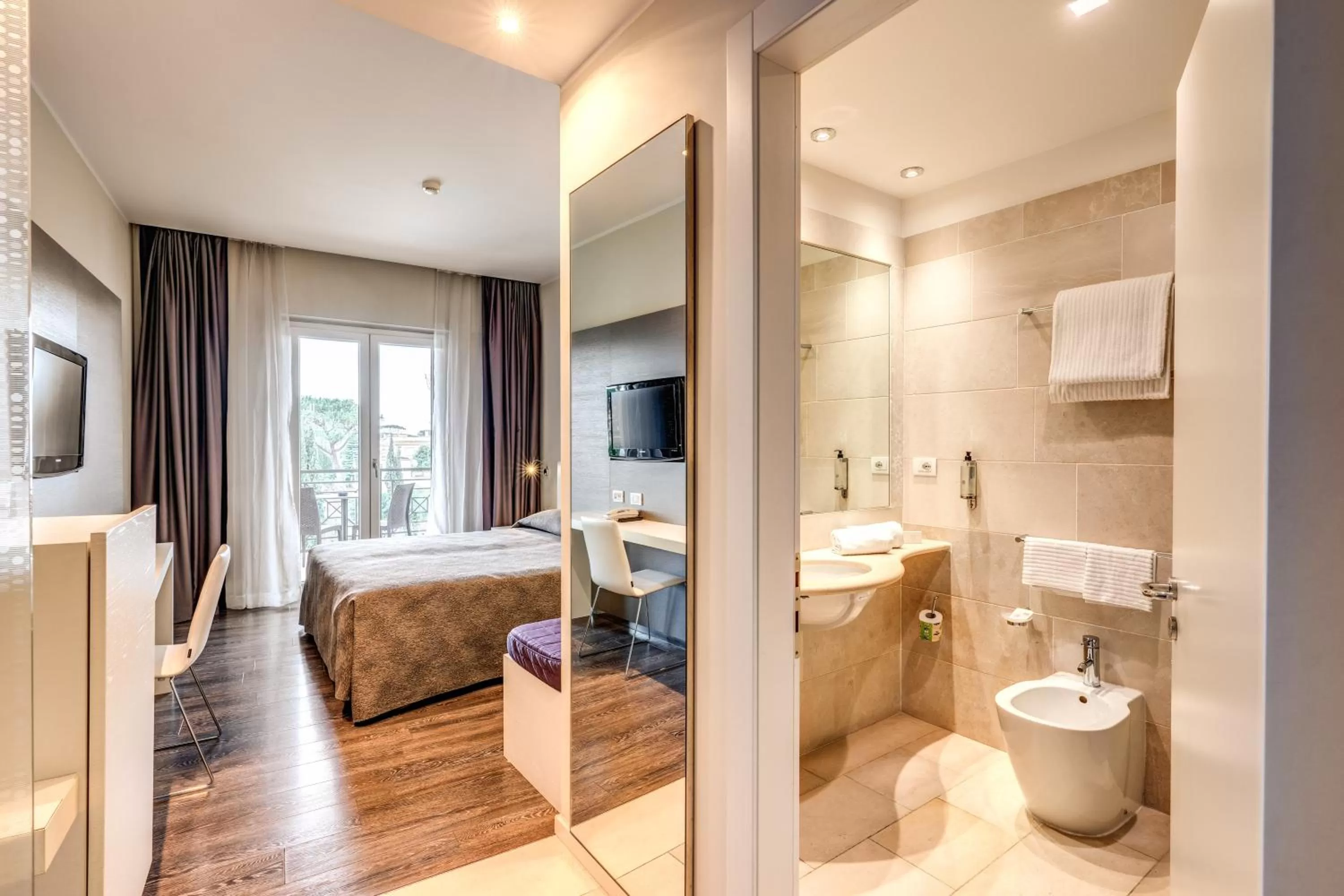 Balcony/Terrace, Bed in Hotel Isola Sacra Rome Airport