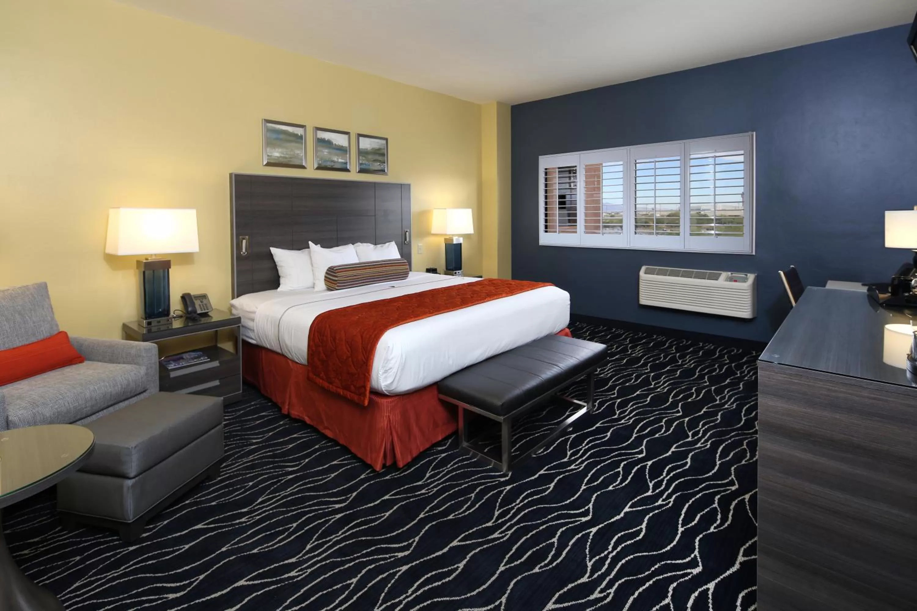 Photo of the whole room, Bed in Desert Diamond Casino